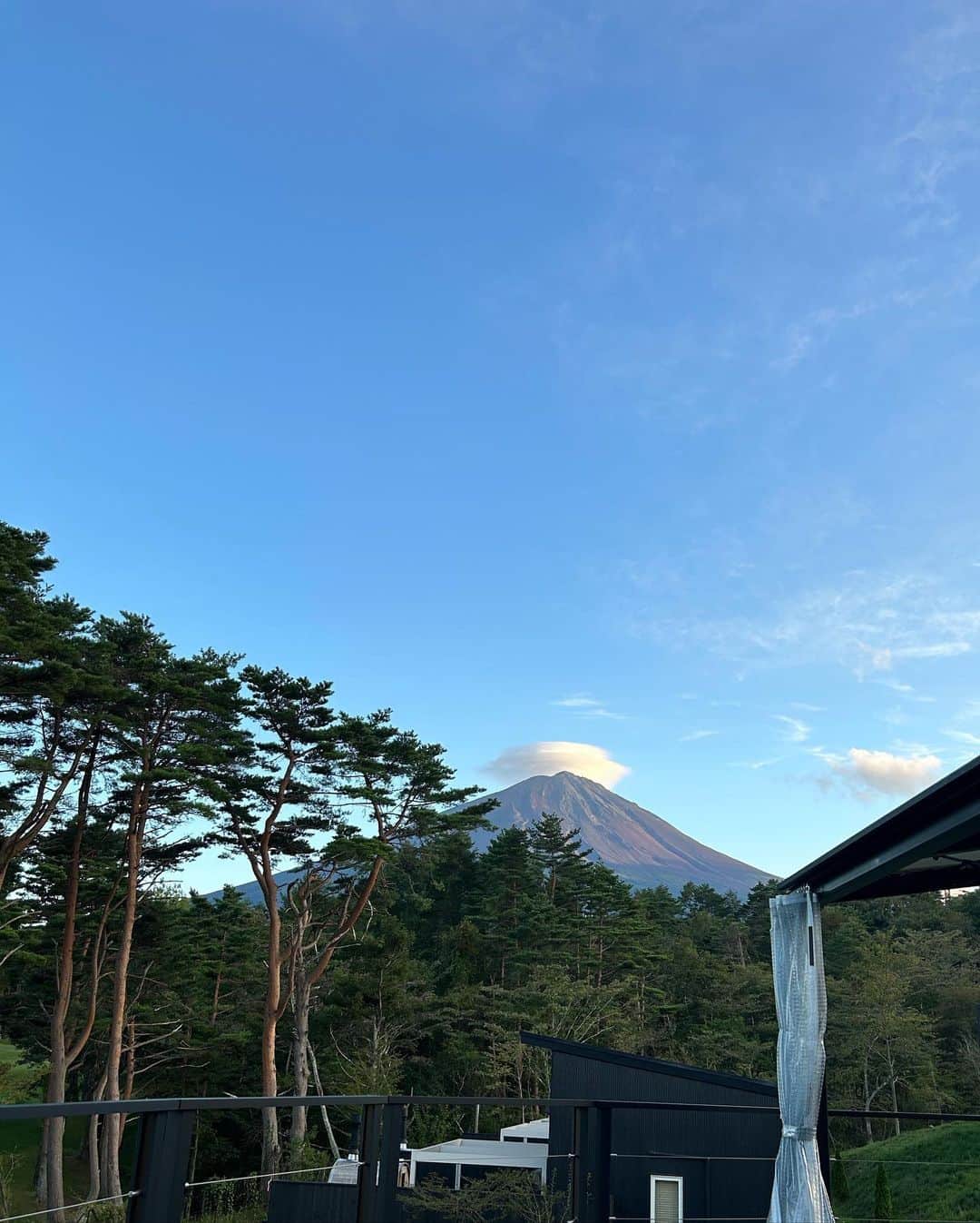 野沢和香さんのインスタグラム写真 - (野沢和香Instagram)「山梨県にある　@thesensefuji  全室プライベートヴィラで富士山🗻の絶景を眺められる💕 さらに、広〜い貸切のサウナ棟では目の前に🗻をみなが、温泉に入れるなんて最高！ サウナ→水風呂に入って→富士山みながら外気浴✨の繰り返しは至福の時間✨全てが心地よすぎて感動です。 サウナ好きには最高のお宿です✨ お部屋のテラスでcookしてもらうプライベートdinnerも富士山や月を見ながら最高の時間でした🍽️」10月1日 20時27分 - wakanozawa