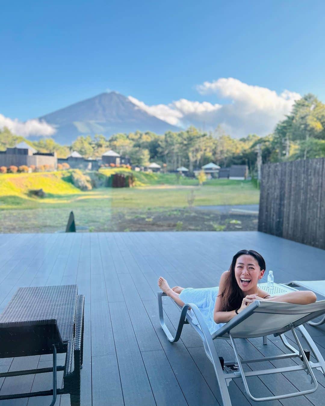 野沢和香のインスタグラム：「山梨県にある　@thesensefuji  全室プライベートヴィラで富士山🗻の絶景を眺められる💕 さらに、広〜い貸切のサウナ棟では目の前に🗻をみなが、温泉に入れるなんて最高！ サウナ→水風呂に入って→富士山みながら外気浴✨の繰り返しは至福の時間✨全てが心地よすぎて感動です。 サウナ好きには最高のお宿です✨ お部屋のテラスでcookしてもらうプライベートdinnerも富士山や月を見ながら最高の時間でした🍽️」