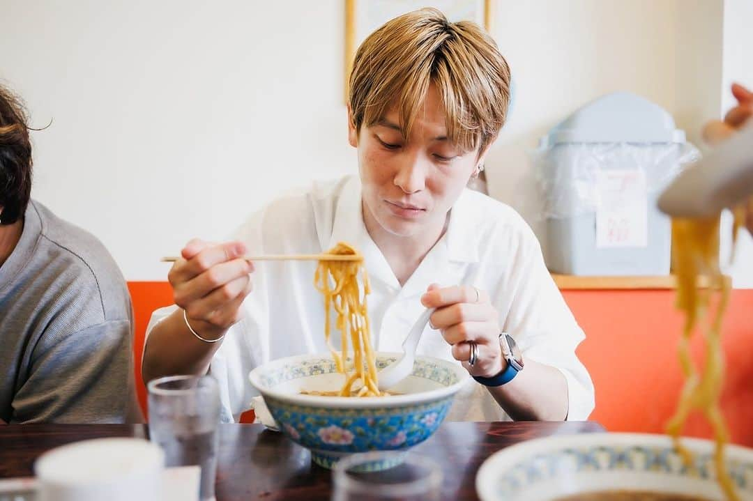 辻怜次さんのインスタグラム写真 - (辻怜次Instagram)「ラーメンってなんでこんなに美味しいんだろうね。 新潟滞在中の二日間で三回ラーメン食べました。 デブです。  photo by @sai_cho_823  #ramen #noodle #noodlesoup #japanesenoodle #ラーメン #らーめん #拉麺 #新潟 #いこい食堂 #背脂  #背脂ラーメン #背脂チャッチャ系 #三条 #🍜 #🍥」10月1日 20時29分 - reijiskywalker