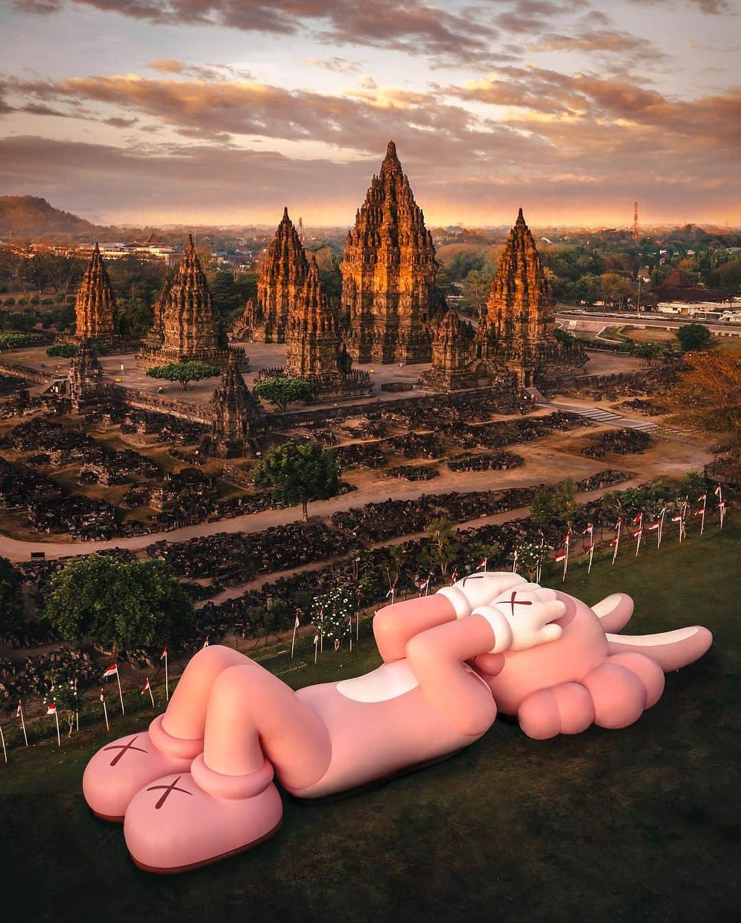 9GAGさんのインスタグラム写真 - (9GAGInstagram)「Yay or nay for this pairing? Follow @voyaged to travel virtually around the 🌍✈️ - 📷 @rkrkrk - #voyaged #9gag #travel #indonesia #kaws」10月1日 20時30分 - 9gag