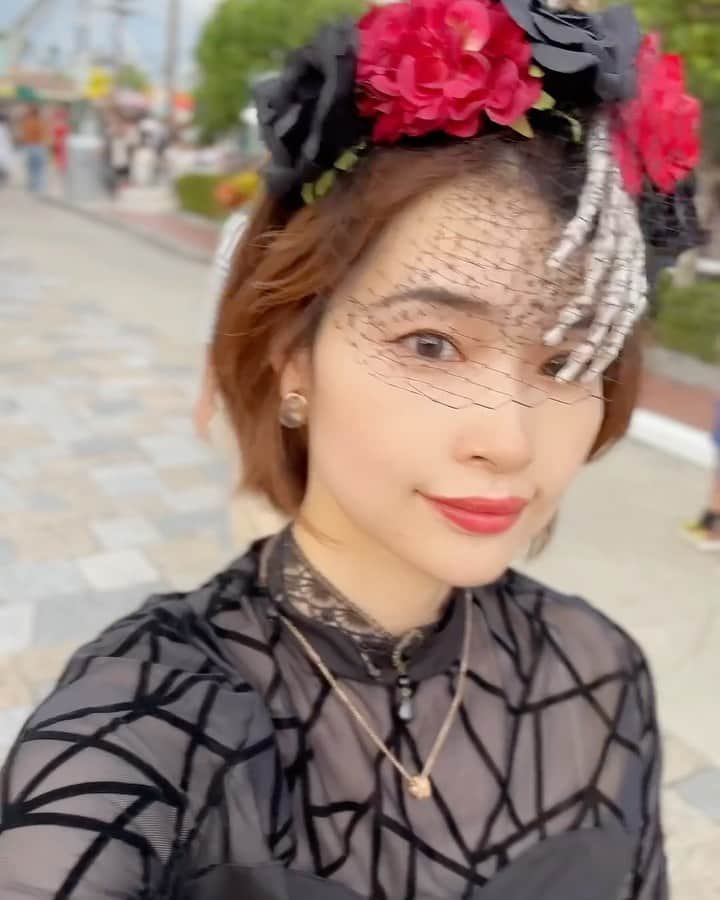三佐和あやのインスタグラム：「ユニバでハロウィンを 楽しんできた🎃2歳の ぱくちゃんが、喜ぶだろうと 仮装がんばったよ🧡👻  テーマは クモオンナかな🕷️  \SHEINhalloweenparty 限定SALE開催中！/ 今年のハロウィンパーティーは #SHEINhalloweenparty で決まり！  ——————- カチューシャ 商品ID : 【 21429793 】  首元のチョーカー 【 2129992 】  トップス 商品ID :  【 1588014 】  ぱくちゃんのドレス 5Y サイズ着用(110cm相当） 【 11263314 】  ——————-  \ @misawa_aya ハイライトに 直にリンク貼るね / 🔗 https://shein.top/s5pgoz9 🔗 https://shein.top/sxtlld7 🔗 https://shein.top/676kswt  🔗 https://shein.top/sxtllcu  ——————-  割引クーポン番号： 【 HallowsJP83 】  割引率： お買い上げ金額1～5,999円までは セール価格より15%OFF⬇️  6,000円以上は20%OFF⬇️  利用期限： 〜11月末日  ——————- スカートも SHEINなんだけど、 昔に買ったやつで もうないかも〜💦  ブーツは ABCマートだよ。  #SHEINhalloweenparty #SHEINforAll #loveshein #ad」