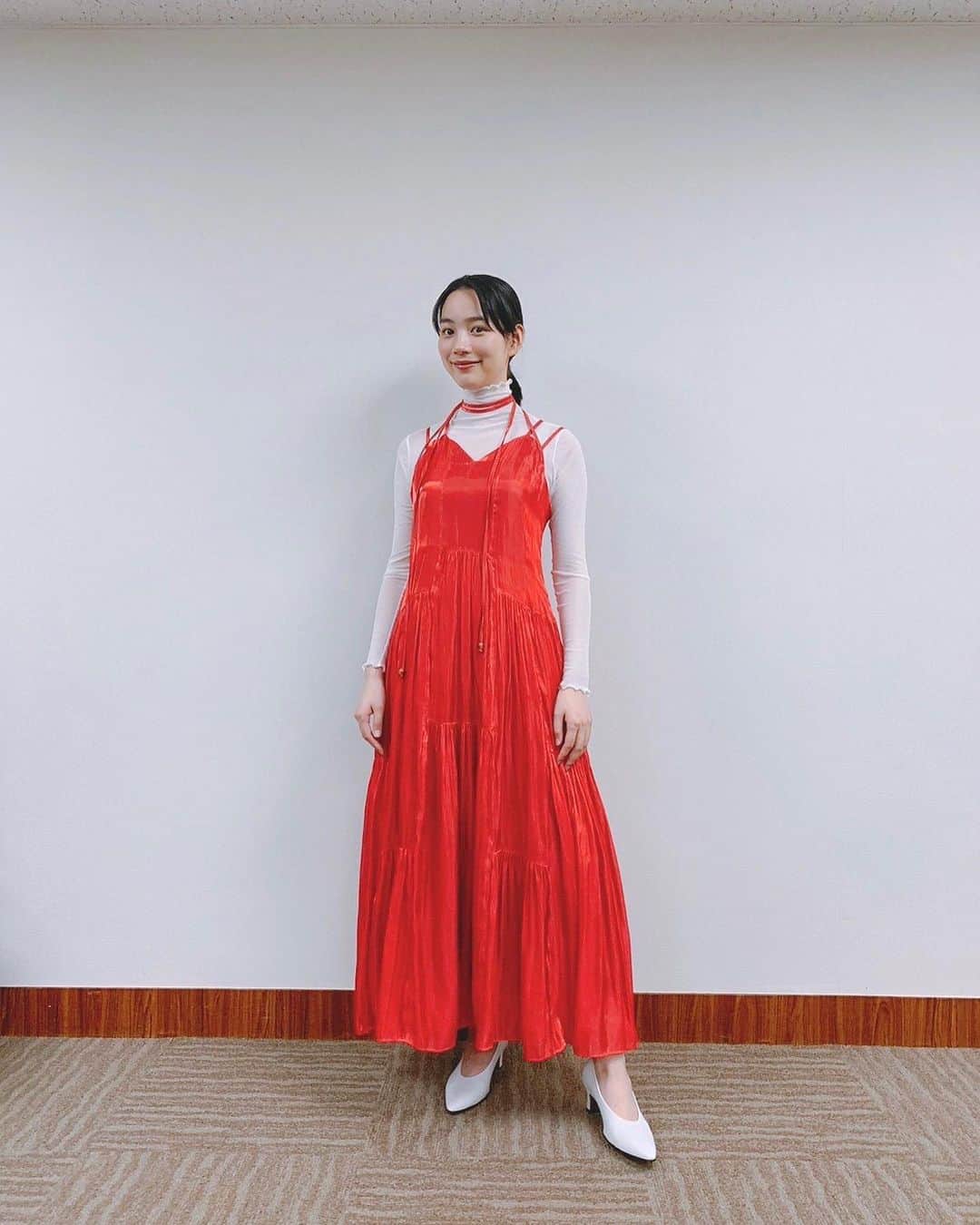 のん（能年玲奈）のインスタグラム：「赤、永遠に好きだな💃  Styling: @izumimachino Hair&Make up: Shie Kanno」