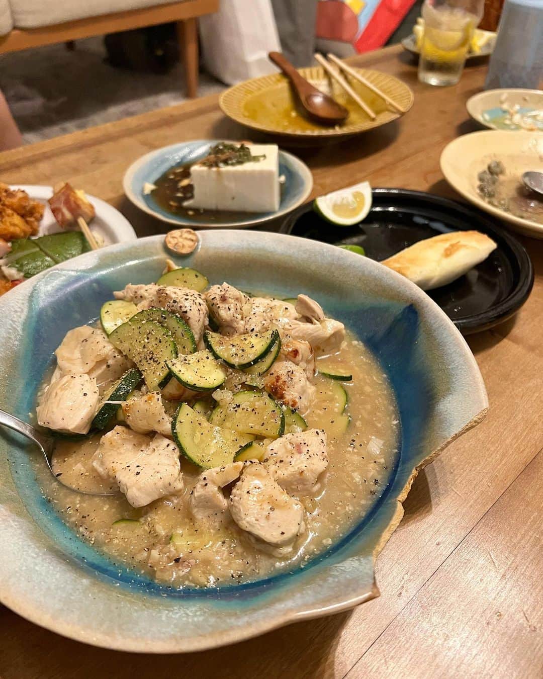 井上咲楽さんのインスタグラム写真 - (井上咲楽Instagram)「友達呼んでごはんを食べてもらったり、一品だけ作ったり、お味噌汁だけ作ったり  少しずつ、レシピを見なくてもパッと作れる料理が増えてきた。外食が続くと、自分のご飯が食べたいなあ、あの味が恋しいなと思えるようになった。 嬉しいことだなと思う  #いのさくの暮らし」10月1日 20時30分 - bling2sakura