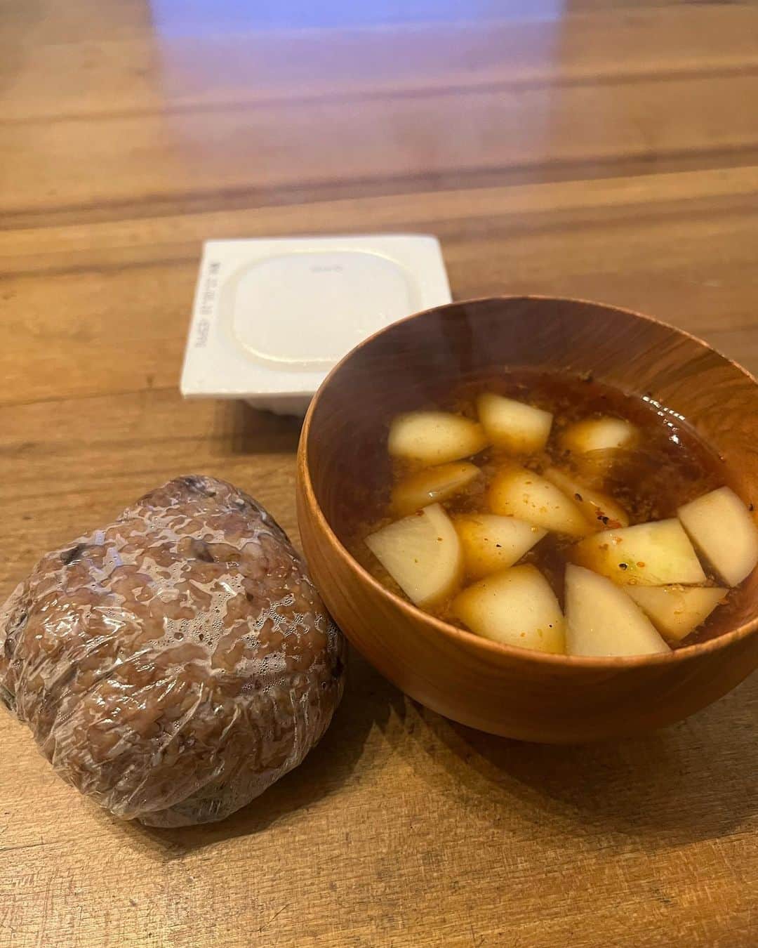 井上咲楽さんのインスタグラム写真 - (井上咲楽Instagram)「友達呼んでごはんを食べてもらったり、一品だけ作ったり、お味噌汁だけ作ったり  少しずつ、レシピを見なくてもパッと作れる料理が増えてきた。外食が続くと、自分のご飯が食べたいなあ、あの味が恋しいなと思えるようになった。 嬉しいことだなと思う  #いのさくの暮らし」10月1日 20時30分 - bling2sakura