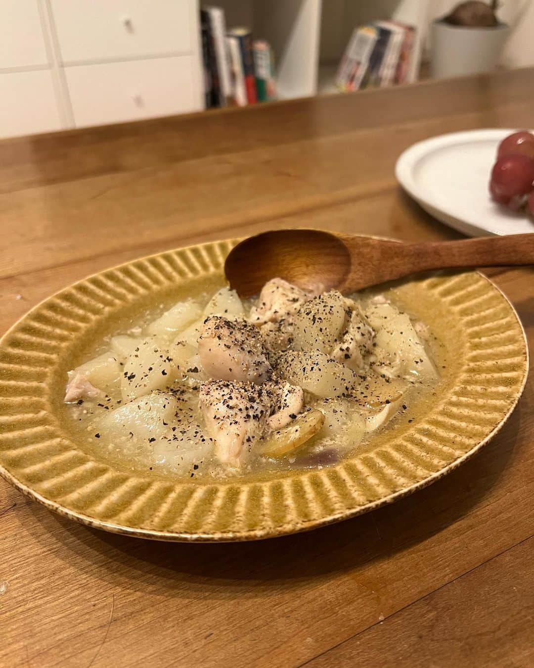 井上咲楽さんのインスタグラム写真 - (井上咲楽Instagram)「友達呼んでごはんを食べてもらったり、一品だけ作ったり、お味噌汁だけ作ったり  少しずつ、レシピを見なくてもパッと作れる料理が増えてきた。外食が続くと、自分のご飯が食べたいなあ、あの味が恋しいなと思えるようになった。 嬉しいことだなと思う  #いのさくの暮らし」10月1日 20時30分 - bling2sakura
