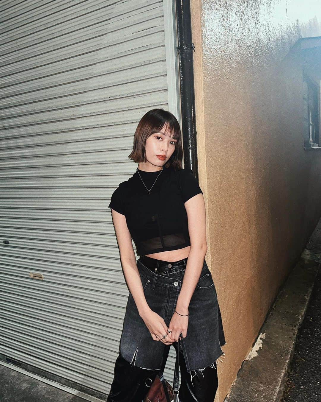 クロエさんのインスタグラム写真 - (クロエInstagram)「久々真っ黒コーデ、まだ暑かった🐈‍⬛ skirt @eenie_official  bag @_juemi_」10月1日 20時32分 - ch__l__oe