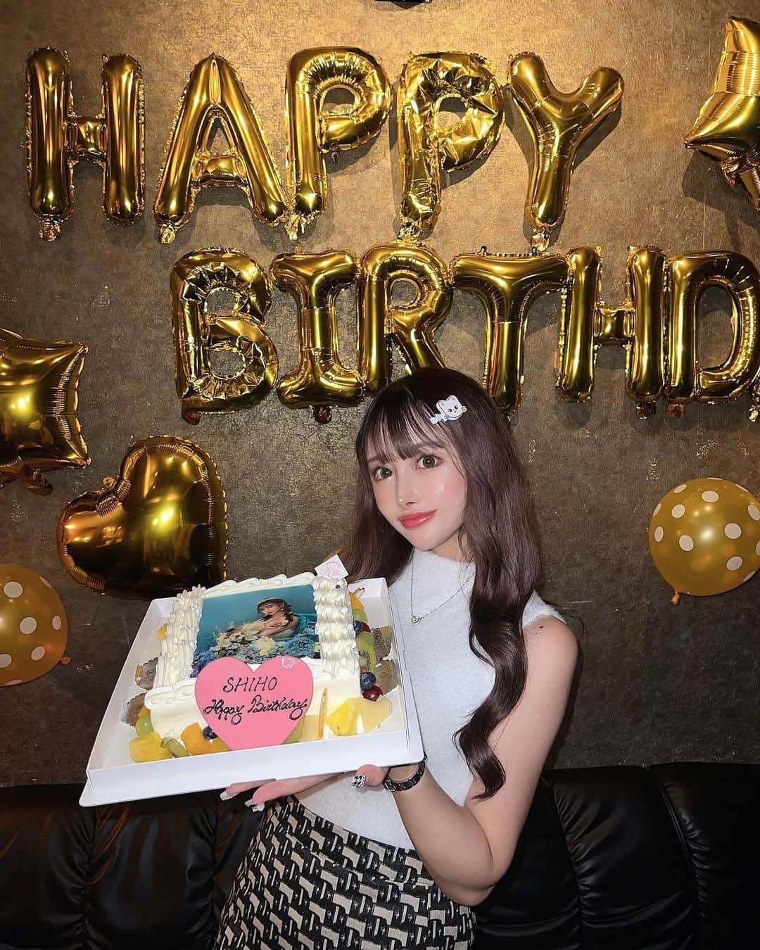 のインスタグラム：「. . お誕生日〜🎂⭐️💞幸せDAY🤍 こーんなに可愛いケーキもらっちゃった🩵🩵 . .」