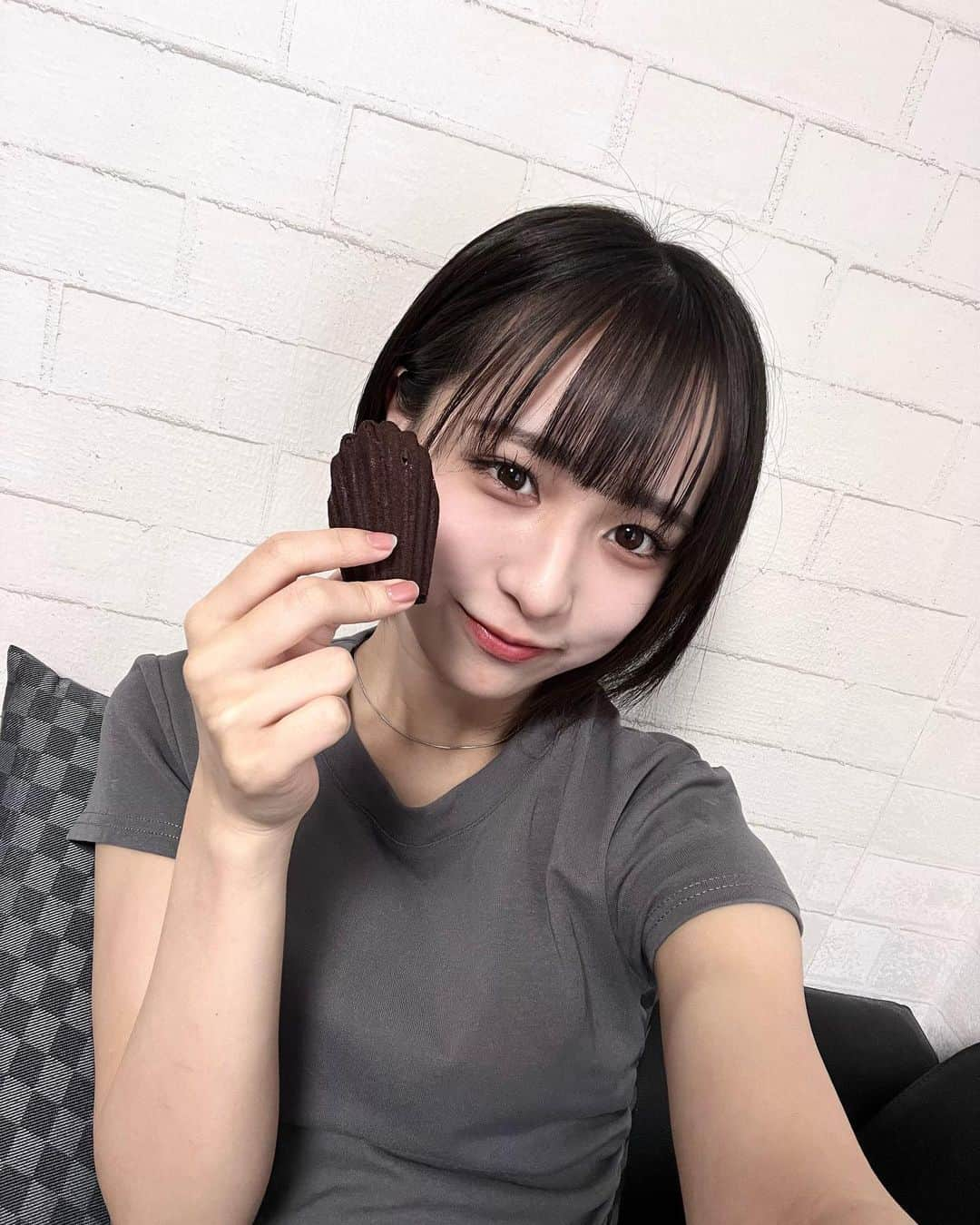 佐藤ひなたのインスタグラム：「・ ・ 🎂10月生まれのみなさま お誕生日おめでとうございますっ！♡  みなさまにとって素敵な1年になりますように🕊  『  ココアマドレーヌ 』 作った時の写真だよ~꒰( ˙ᵕ‎˙ )꒱  甘いもの大好きですぐ食べたくなっちゃうから ｶﾛﾘｰ低めのを作ってるｮ   この間､ｺｺｱﾊﾟｳﾀﾞｰと抹茶ﾊﾟｳﾀﾞｰときな粉を買ったからまた何か作りたいな(ˊ⸝⸝o̴̶̷ ̫ o̴̶̷⸝⸝ˋ)  #お誕生日 #Happybirthday  #お菓子 #お菓子作り #手作り  #ココア #マドレーヌ #抹茶 #きな粉  #佐藤ひなた #ひな #06 #ひなdays」