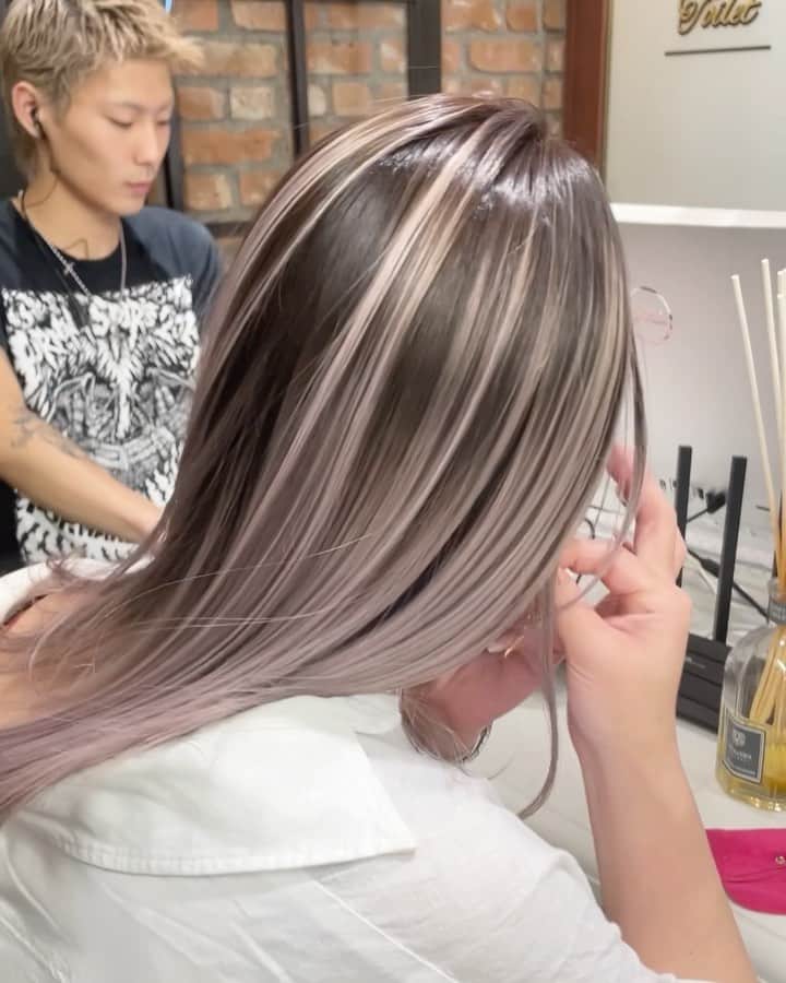 のインスタグラム：「こちらもroots colorです🤲 10月もたくさんのご予約ありがとうございます🙇 埋まり大変早いのでお早めに🤲 ・  #ブロンドヘアー  #ブロンド #blondhair #olaplex #balayageartists #ホワイトヘアー #ホワイトベージュ #ケアブリーチ #ハイトーンカラー #bleachhair #ボブスタイル #外国人風ヘアー #グラデーション #バレイヤージュ #gradationcolor #balayage #balayageombre #balayagehighlights #Whitecolor #ブロンドヘアー #抜きっぱなしブリーチ  #ホワイトブロンド #ホワイトブリーチ #外国人風ハイライト　 #髮型  #髮型師」