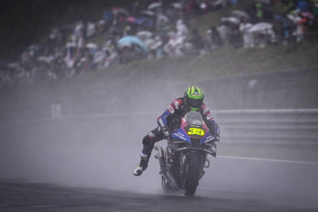 YamahaMotoGPさんのインスタグラム写真 - (YamahaMotoGPInstagram)「💬 @calcrutchlow, Grand Prix of Japanese - Race Result - 13th:  "Today’s Race was eventful because on the starting grid it started to rain. We did the first laps on slick tyres. I missed the opportunity to pit early like the other riders. I thought we could take a gamble and that it might stop raining – obviously it didn’t, it started raining much harder. Unfortunately, we made the pit stop in the wrong way, and I had to do a long-lap penalty again. So, two long-lap penalties in one race weekend. But I enjoyed my time with the YAMALUBE RS4GP Racing Team. We tried our best with regards to finding solutions with the bike for moving forward. As said, it wasn’t my preferred bike set-up, but it was very important to get this information. We really needed a dry race today to see if we could benefit from a setting change with the bike. But we tried our best. I did a good race in the rain, and I was able to make up some good positions in the full wet conditions. I do think it was the right decision to stop the race, because the limited visibility was becoming quite dangerous. We will continue our testing programme with a test in November in Jerez and Valencia. Good luck to the two Yamaha riders for the rest of the season."  #MonsterYamaha | #MotoGP | #JapaneseGP」10月1日 20時33分 - yamahamotogp