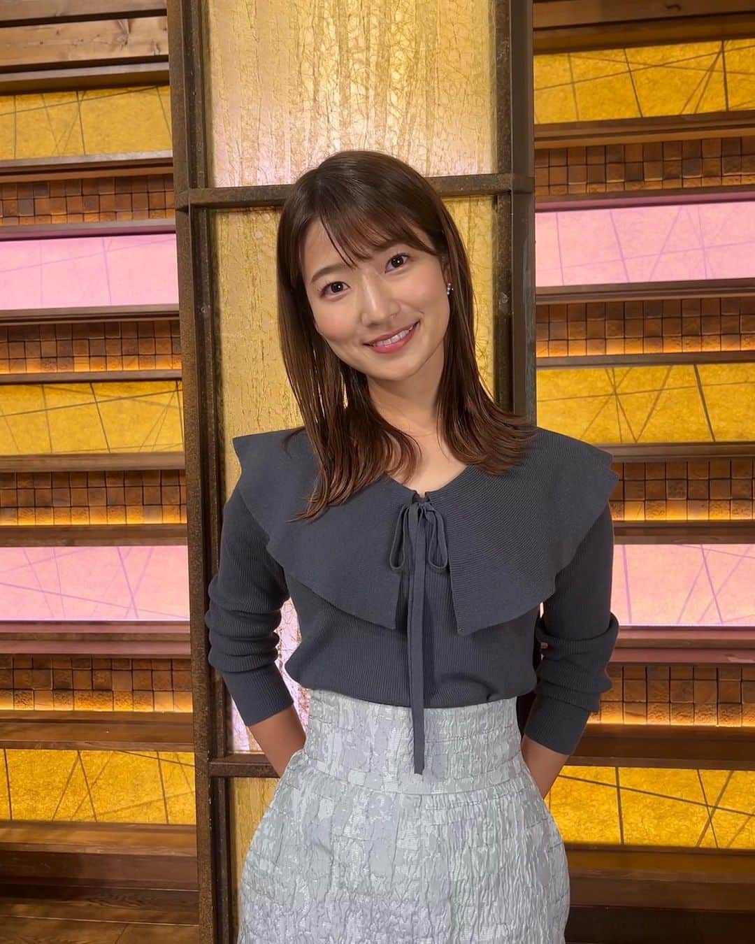 安藤萌々のインスタグラム：「明日からの1週間もよろしくお願いします🌝   ニット、スカート LaButiqueBonBon ピアスete  ブラウス、スカート NOLLEY'S 靴DIANA  #ソフトエレガント #フレッシュ #ソフエレ #イエベ春 #スプリング #骨格ウェーブ #洋服  #報道ステーション #テレビ朝日 #日焼け #ゴルフ #秋服 #冬服 #AW #outfitoftheday  #outfit #ootd  #outfitinspiration」