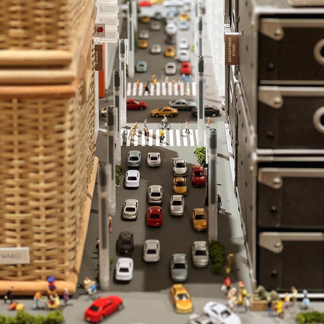 田中達也さんのインスタグラム写真 - (田中達也Instagram)「⠀ “MUJI GINZA Diorama” Renewal at MUJI HOTEL Ginza ─────────────────── 2023年2月3日～4月23日まで開催した「small MUJI展-日用品の楽しみ方」。そこで展示していたジオラマを、再構築してMUJI HOTELのフロントにて展示しています。 無印良品の商品や、銀座の老舗のパッケージを使って、見立てた銀座の街並み。 無印良品 銀座へお越しの際は、ぜひ6階のホテルフロントまでお立ち寄りください。 ⠀」10月1日 20時36分 - tanaka_tatsuya