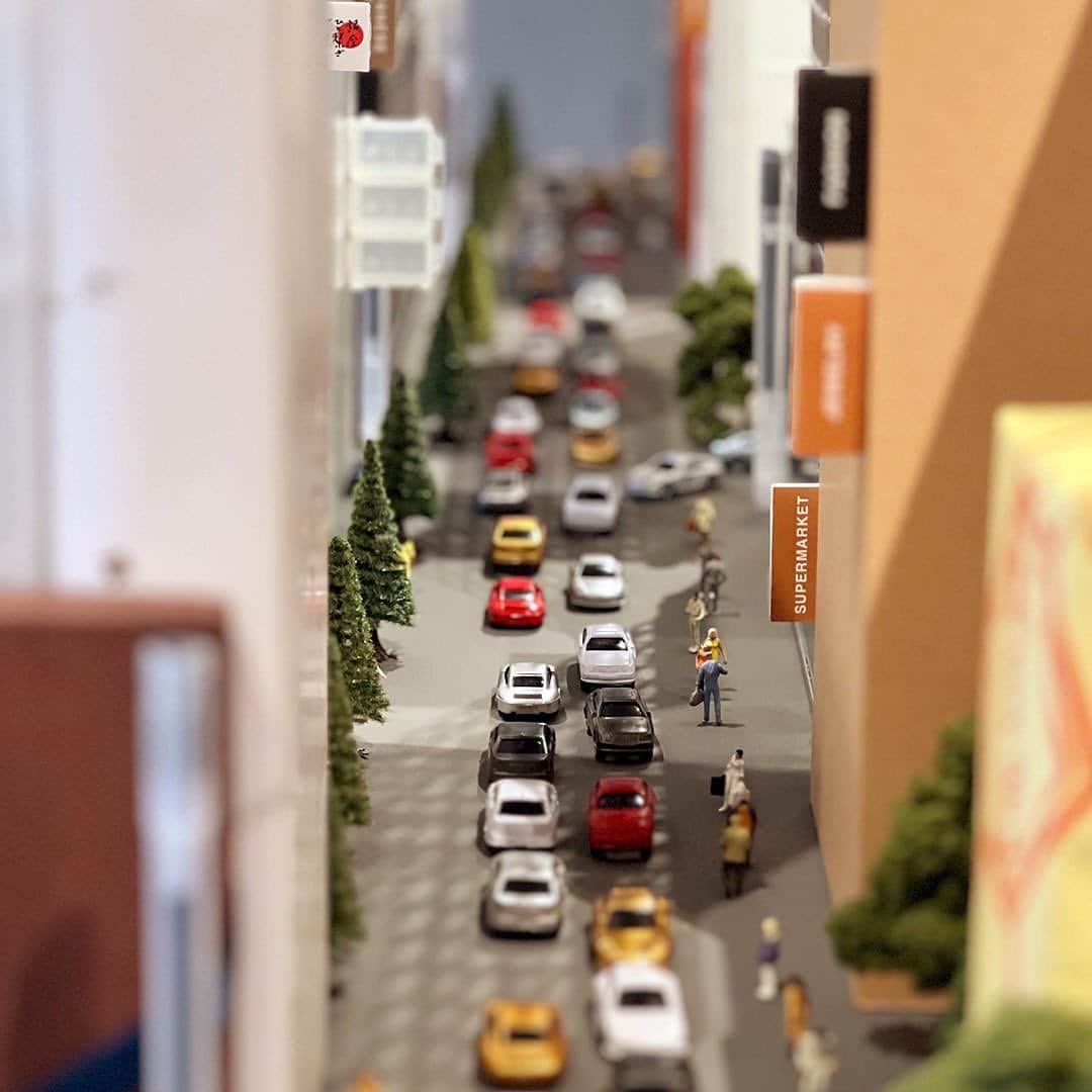 田中達也さんのインスタグラム写真 - (田中達也Instagram)「⠀ “MUJI GINZA Diorama” Renewal at MUJI HOTEL Ginza ─────────────────── 2023年2月3日～4月23日まで開催した「small MUJI展-日用品の楽しみ方」。そこで展示していたジオラマを、再構築してMUJI HOTELのフロントにて展示しています。 無印良品の商品や、銀座の老舗のパッケージを使って、見立てた銀座の街並み。 無印良品 銀座へお越しの際は、ぜひ6階のホテルフロントまでお立ち寄りください。 ⠀」10月1日 20時36分 - tanaka_tatsuya