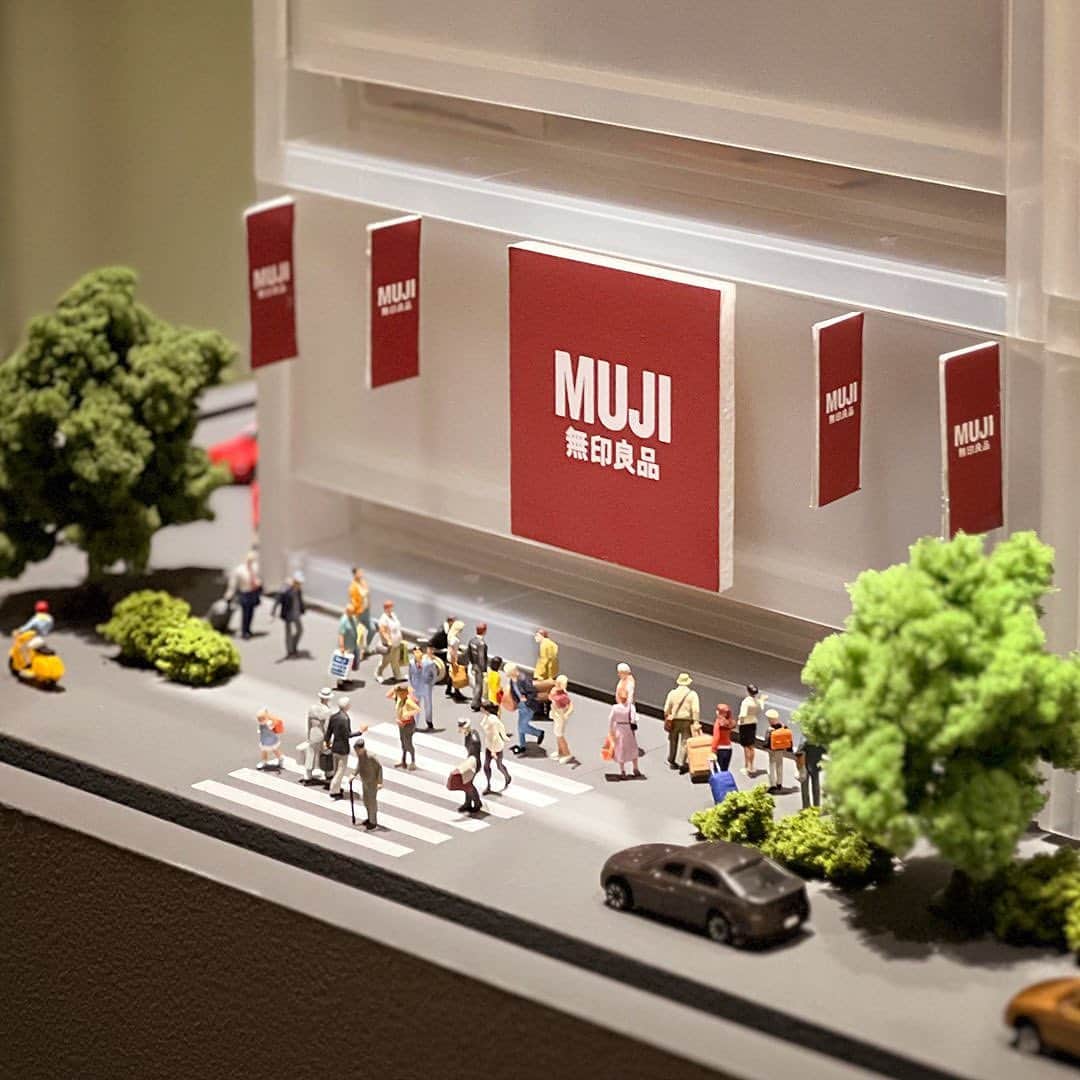 田中達也さんのインスタグラム写真 - (田中達也Instagram)「⠀ “MUJI GINZA Diorama” Renewal at MUJI HOTEL Ginza ─────────────────── 2023年2月3日～4月23日まで開催した「small MUJI展-日用品の楽しみ方」。そこで展示していたジオラマを、再構築してMUJI HOTELのフロントにて展示しています。 無印良品の商品や、銀座の老舗のパッケージを使って、見立てた銀座の街並み。 無印良品 銀座へお越しの際は、ぜひ6階のホテルフロントまでお立ち寄りください。 ⠀」10月1日 20時36分 - tanaka_tatsuya