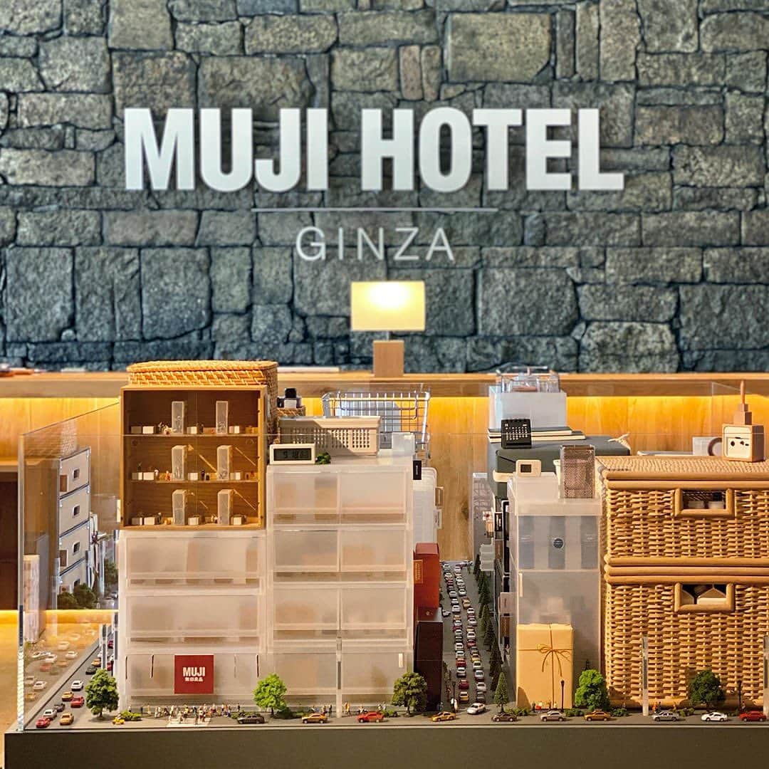 田中達也さんのインスタグラム写真 - (田中達也Instagram)「⠀ “MUJI GINZA Diorama” Renewal at MUJI HOTEL Ginza ─────────────────── 2023年2月3日～4月23日まで開催した「small MUJI展-日用品の楽しみ方」。そこで展示していたジオラマを、再構築してMUJI HOTELのフロントにて展示しています。 無印良品の商品や、銀座の老舗のパッケージを使って、見立てた銀座の街並み。 無印良品 銀座へお越しの際は、ぜひ6階のホテルフロントまでお立ち寄りください。 ⠀」10月1日 20時36分 - tanaka_tatsuya