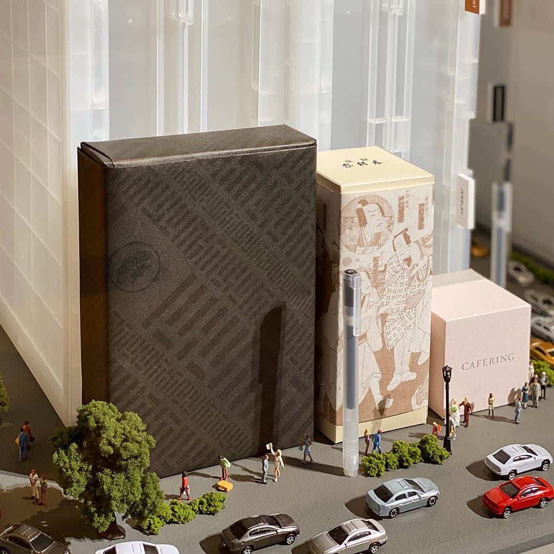 田中達也さんのインスタグラム写真 - (田中達也Instagram)「⠀ “MUJI GINZA Diorama” Renewal at MUJI HOTEL Ginza ─────────────────── 2023年2月3日～4月23日まで開催した「small MUJI展-日用品の楽しみ方」。そこで展示していたジオラマを、再構築してMUJI HOTELのフロントにて展示しています。 無印良品の商品や、銀座の老舗のパッケージを使って、見立てた銀座の街並み。 無印良品 銀座へお越しの際は、ぜひ6階のホテルフロントまでお立ち寄りください。 ⠀」10月1日 20時36分 - tanaka_tatsuya