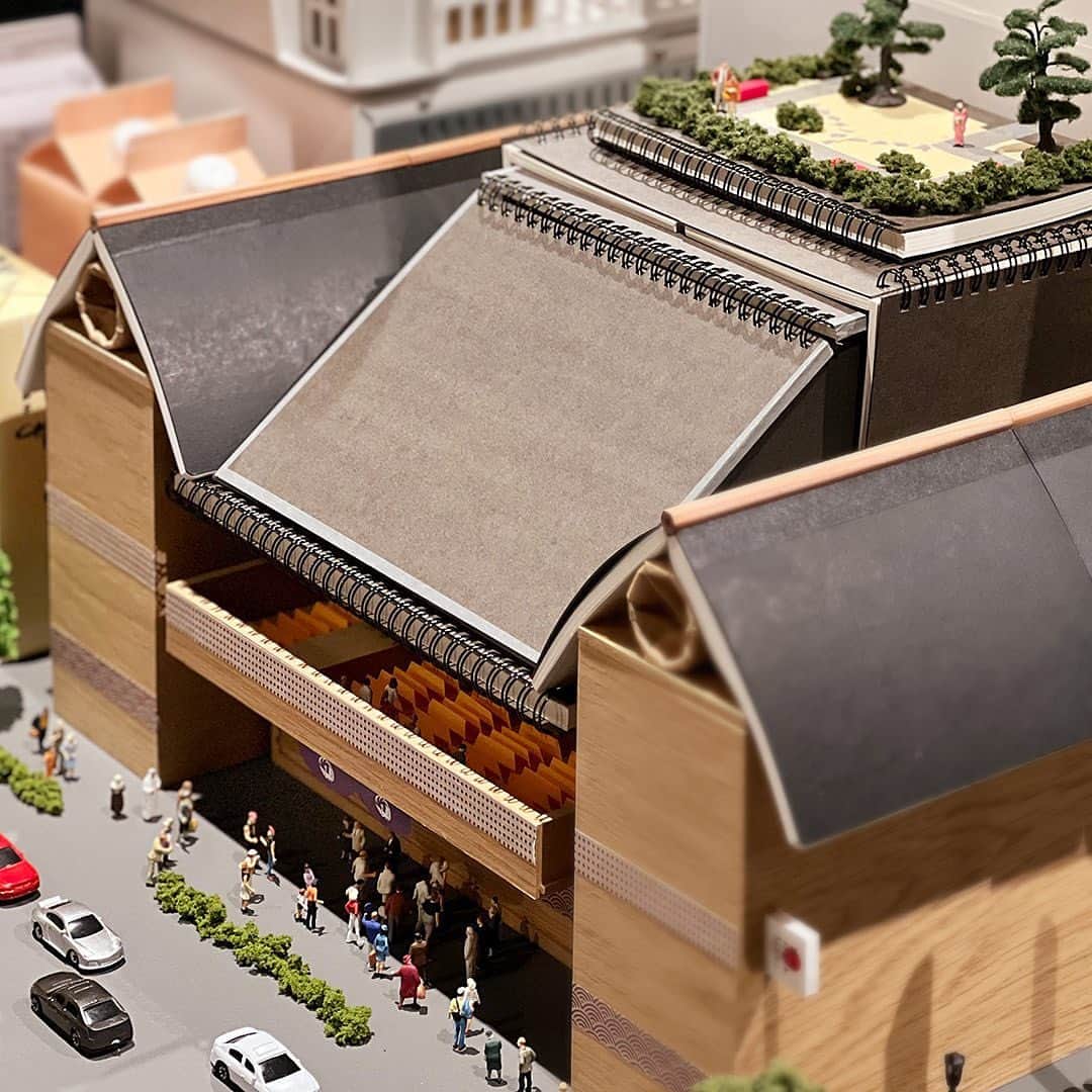田中達也さんのインスタグラム写真 - (田中達也Instagram)「⠀ “MUJI GINZA Diorama” Renewal at MUJI HOTEL Ginza ─────────────────── 2023年2月3日～4月23日まで開催した「small MUJI展-日用品の楽しみ方」。そこで展示していたジオラマを、再構築してMUJI HOTELのフロントにて展示しています。 無印良品の商品や、銀座の老舗のパッケージを使って、見立てた銀座の街並み。 無印良品 銀座へお越しの際は、ぜひ6階のホテルフロントまでお立ち寄りください。 ⠀」10月1日 20時36分 - tanaka_tatsuya