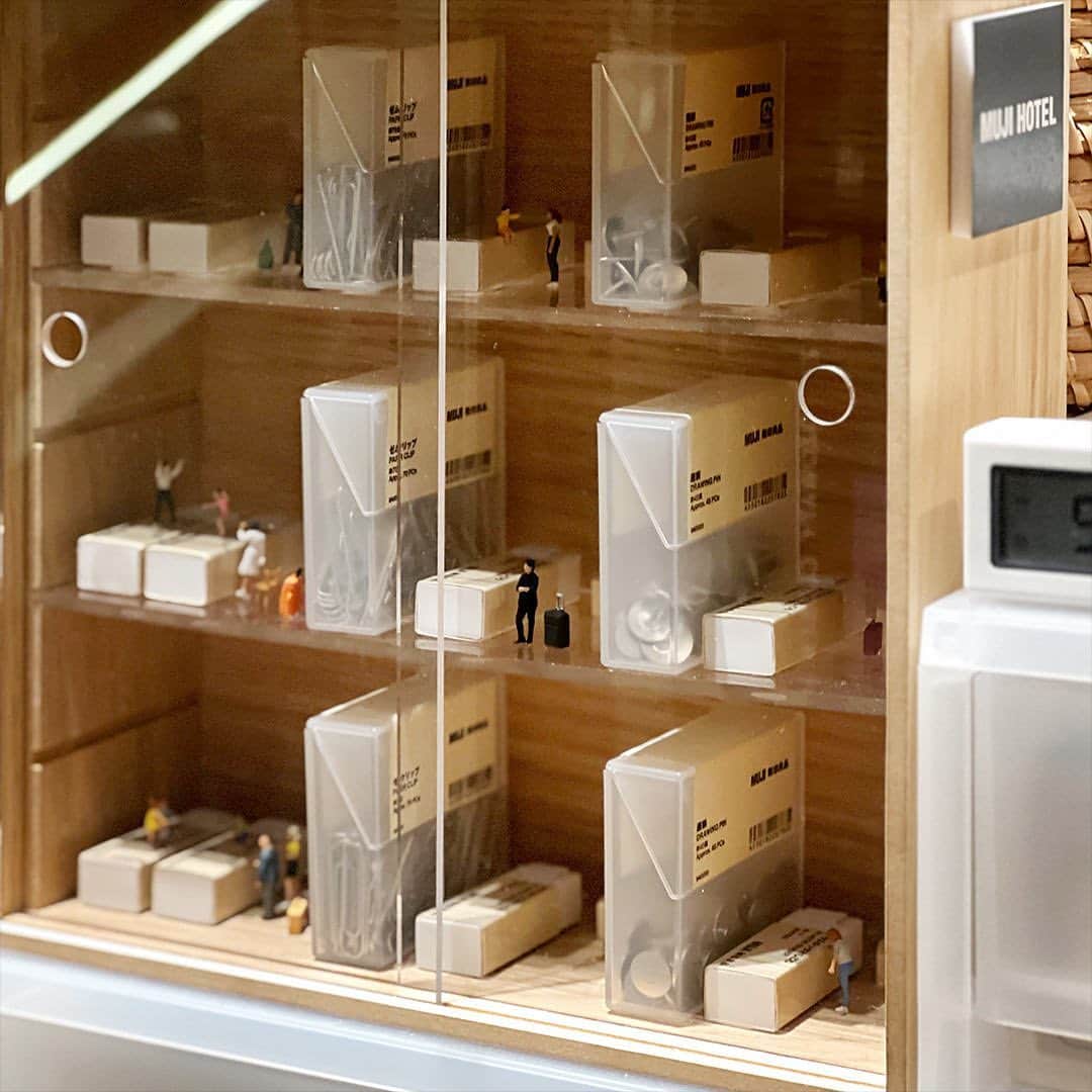 田中達也さんのインスタグラム写真 - (田中達也Instagram)「⠀ “MUJI GINZA Diorama” Renewal at MUJI HOTEL Ginza ─────────────────── 2023年2月3日～4月23日まで開催した「small MUJI展-日用品の楽しみ方」。そこで展示していたジオラマを、再構築してMUJI HOTELのフロントにて展示しています。 無印良品の商品や、銀座の老舗のパッケージを使って、見立てた銀座の街並み。 無印良品 銀座へお越しの際は、ぜひ6階のホテルフロントまでお立ち寄りください。 ⠀」10月1日 20時36分 - tanaka_tatsuya
