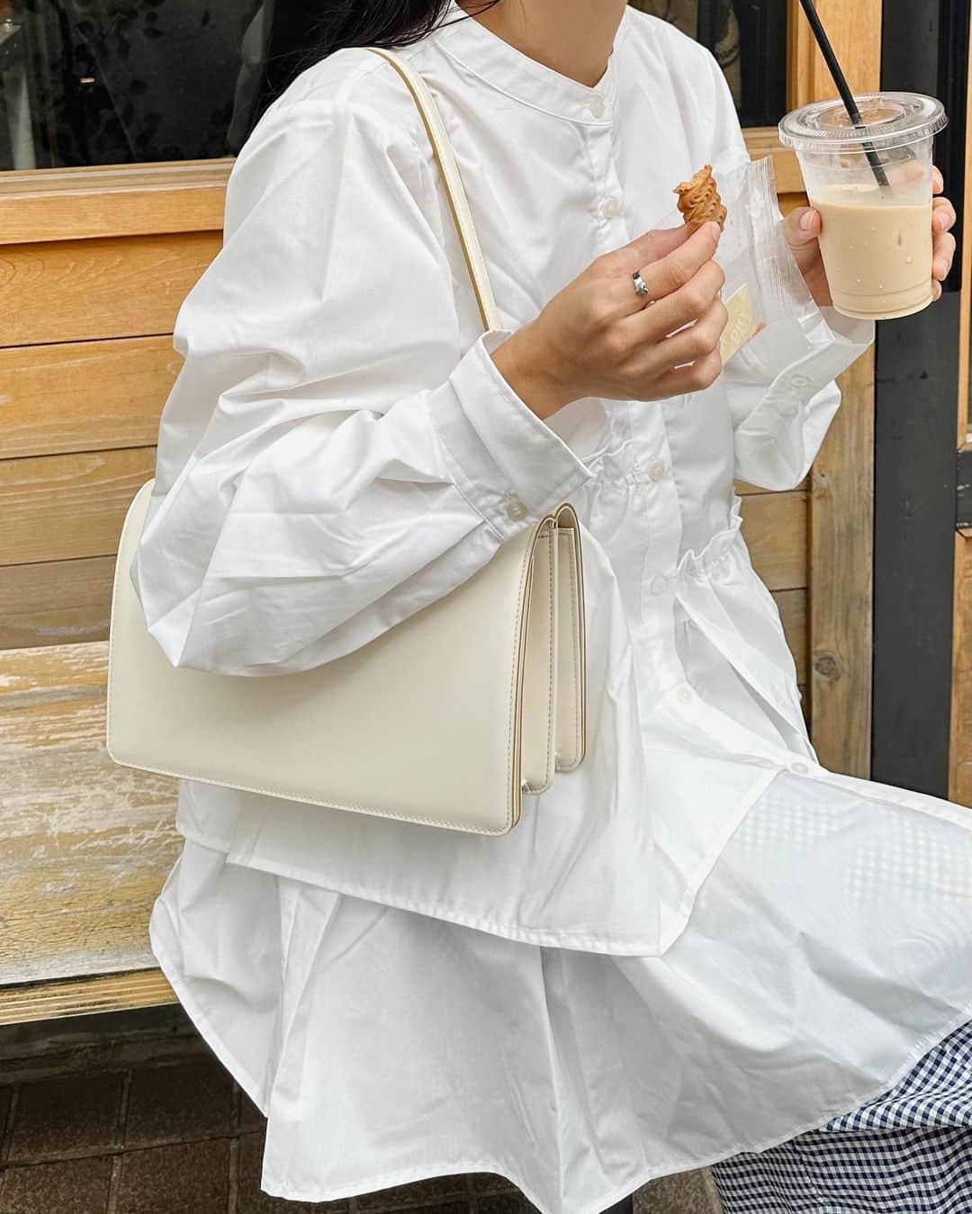 ちょびさんのインスタグラム写真 - (ちょびInstagram)「最近気に入ってる白バッグ🤍 白いバッグってずっと持ってなかったから嬉しい☺️🫶🏻🤍 韓国行きたいなぁ〜！ @toutyest   #fashion#ootd#bag#toutyest」10月1日 20時36分 - kaoriririn15