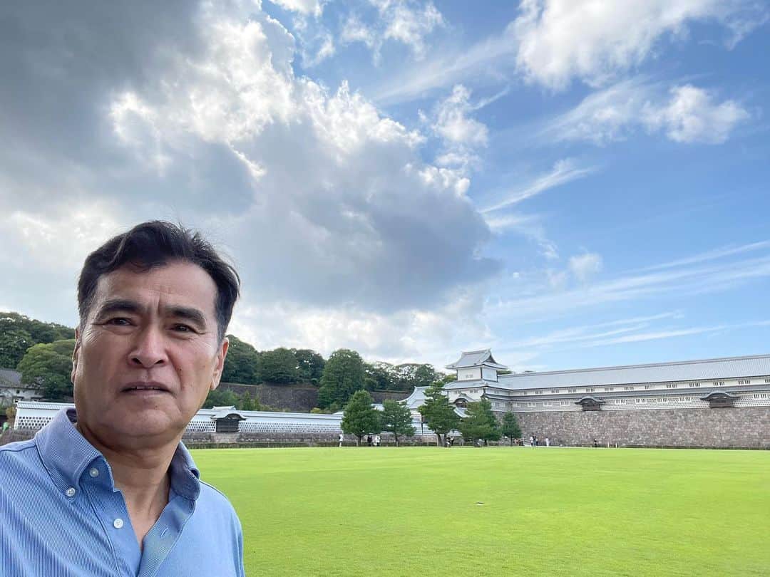 石原良純のインスタグラム：「今日の金沢城の空には、夏と秋が同居していた。空の低い所でモクモクと頭をもたげる積雲は夏の雲。空の高い所で箒で掃いたような巻雲は秋の雲。どうにも季節が進まない。 それでも城内はスポーツ秋。リレーマラソン大会のランナーが、ちょっとだけ涼しくなった日曜日を満喫していた。 休みの僕は、城から兼六園、県立伝統産業工芸館、成巽閣をぐるりと観光。いや〜、楽しかった。 でも青空は急変、黒い雲からドッと雨が降ってきた。やっぱり、まだ秋じゃない。」