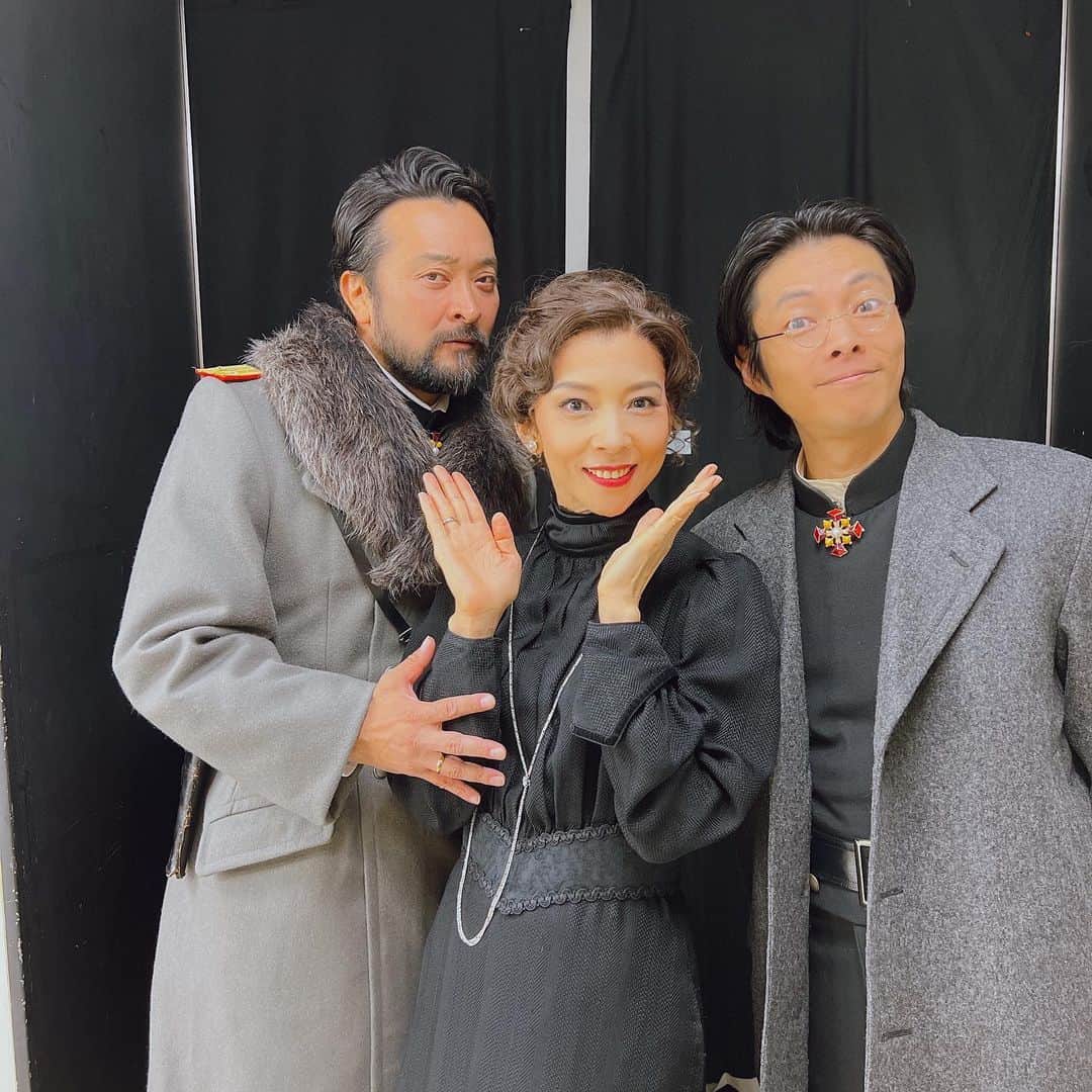 霧矢大夢さんのインスタグラム写真 - (霧矢大夢Instagram)「三人姉妹思い出✨ マーシャをとりまく男たち👨  先ずはアンドレイ兄さん 大石継太さん✨ 昨年の「薔薇と海賊」でもご一緒。 蜷川ismを受け継いだ、素晴らしい俳優さんです☺️ ちょっとだけワルツを踊るシーンがあり、男性リード指南を僭越ながら私がさせて頂きました😅💦 アンドレイも長男としてのプレッシャー、マーシャと同じく鬱々とした結婚生活によって自分を見失う者同士としての絆は強かった。 ワルツを踊る時のアンドレイ継太さんの笑顔が本当に輝いていて、写真に納めました😌  そしてウザい夫😅、フョードル・クルイギン役の伊達暁さん。 残念ながら病気降板してしまったすがっちの代役で、1週間たらずの稽古期間で見事に伊達さんのクルイギンを創り上げて下さいました✨ ほんまリスペクト😭 ウザかった〜🤣🤣🤣 でも最後は一緒に歩もうと思える夫でした❣️  写真撮ってたら不倫相手のヴェルシーニン鍛治さんも参加してくれました😁  モテる役はたまに演じると、えー気分ですなぁ 😁😁😁  #三人姉妹 #大石継太　さん #伊達暁　さん #鍛治直人　さん」10月1日 20時36分 - kiriya_hiromu_kiriyan
