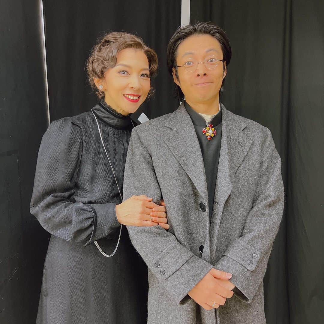 霧矢大夢さんのインスタグラム写真 - (霧矢大夢Instagram)「三人姉妹思い出✨ マーシャをとりまく男たち👨  先ずはアンドレイ兄さん 大石継太さん✨ 昨年の「薔薇と海賊」でもご一緒。 蜷川ismを受け継いだ、素晴らしい俳優さんです☺️ ちょっとだけワルツを踊るシーンがあり、男性リード指南を僭越ながら私がさせて頂きました😅💦 アンドレイも長男としてのプレッシャー、マーシャと同じく鬱々とした結婚生活によって自分を見失う者同士としての絆は強かった。 ワルツを踊る時のアンドレイ継太さんの笑顔が本当に輝いていて、写真に納めました😌  そしてウザい夫😅、フョードル・クルイギン役の伊達暁さん。 残念ながら病気降板してしまったすがっちの代役で、1週間たらずの稽古期間で見事に伊達さんのクルイギンを創り上げて下さいました✨ ほんまリスペクト😭 ウザかった〜🤣🤣🤣 でも最後は一緒に歩もうと思える夫でした❣️  写真撮ってたら不倫相手のヴェルシーニン鍛治さんも参加してくれました😁  モテる役はたまに演じると、えー気分ですなぁ 😁😁😁  #三人姉妹 #大石継太　さん #伊達暁　さん #鍛治直人　さん」10月1日 20時36分 - kiriya_hiromu_kiriyan