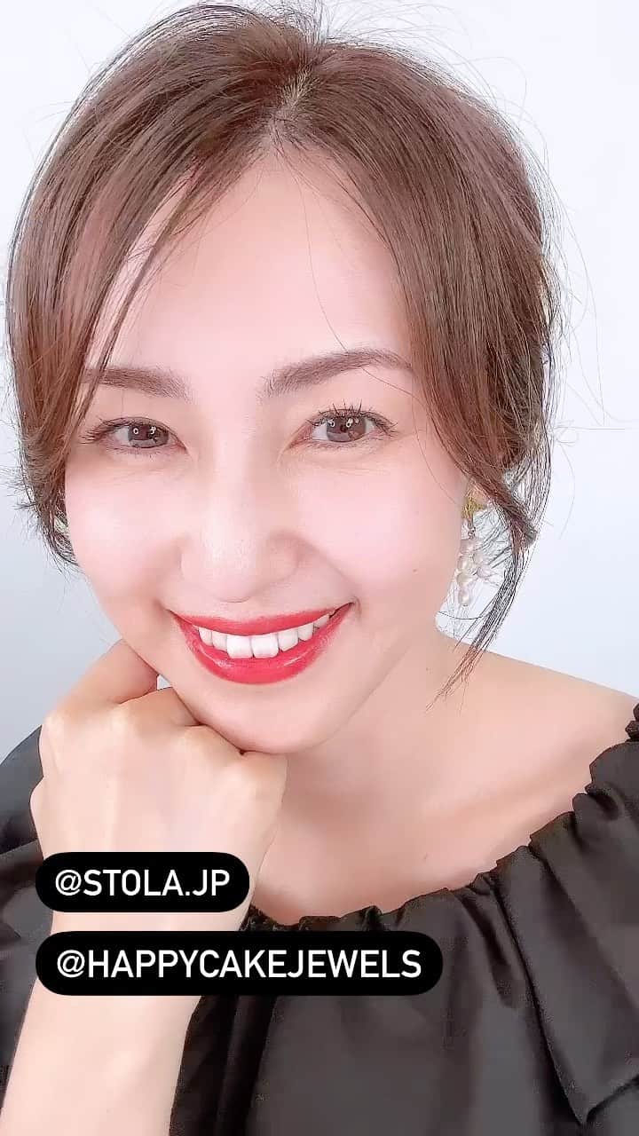 有村実樹のインスタグラム：「遅ればせながら、先日の美的インスタライブ時の衣装です。 ⁡ ⁡テーマは赤リップ。 赤リップの選び方、似合わせ方、他メイクやファッションとのバランスの取り方などを解説しました。 動画は美的( @bitekicom ) のアーカイブからご覧ください😊 ⁡ ニット @stola.jp イヤリング @happycakejewels ⁡ ⁡ ⁡ #スキンケア #美容 #美容好きな人と繋がりたい #メイク #コスメ #コスメ好きさんと繋がりたい #美容研究家 #植物療法士 #有村実樹 #ファッション #衣装」