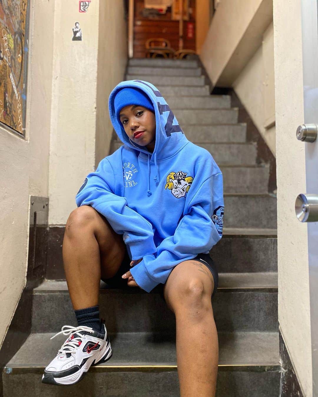 GROW AROUNDのインスタグラム：「STAFFおすすめコーデ🖐️  渋谷店スタッフSHANITA秋のオススメコーディネート🍂✨  🧢NIKE TEAM BEANIE 👕MITCHELL&NESS CITY COLLECTION FLEECE HOODY  着用サイズXL  パーカーは裏起毛素材になっており、これからの秋冬に男女共におすすめしたいです！  着心地もばっちりでした👌  こちらも全てWEB UP完了しております‼️  #growaround」