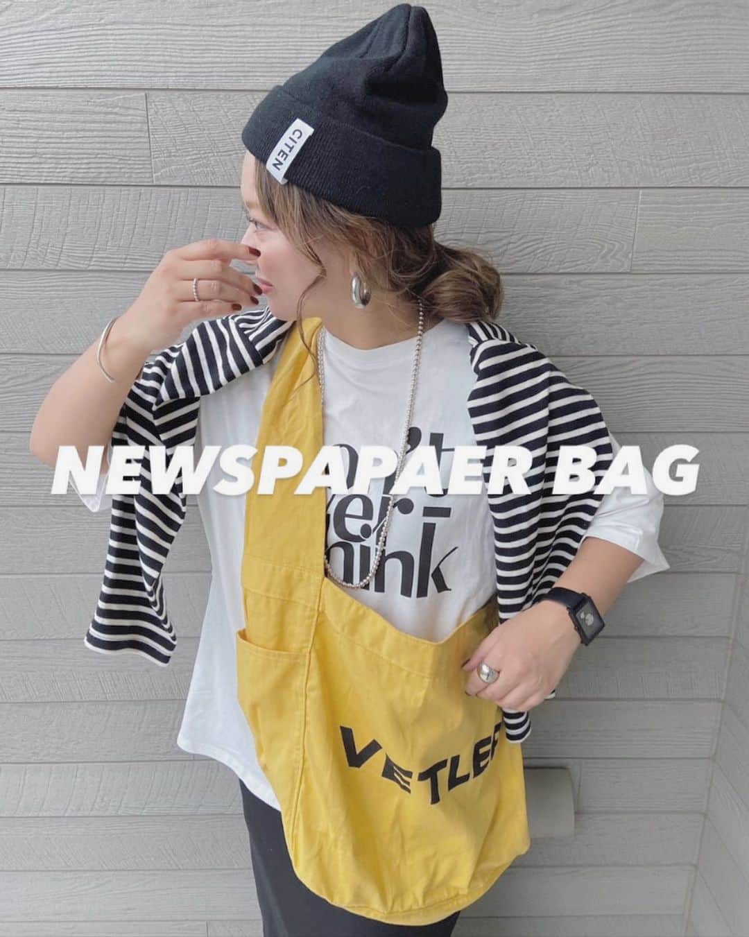 のインスタグラム：「\大容量でもコンパクト/#PR @vetler_official のニュースペーパーバッグ💛  アメリカで新聞配達をする少年が使用していたバッグをモチーフにした大容量ショルダー🌟  薄手で軽量なライトヘリンボーン生地で作られたバッグは軽量で背負っていても疲れにくい👍  買い物用マーケットバッグとして◎ 旅行でスーツケースに忍ばせて旅先でのサブバックとしても◎  両サイドのポケットはドリンクボトルや傘入れに、 内ポケットが付属しているので貴重品入れにぴったりで、ごちゃごちゃになりにくいのも良き💛  柔らかい生地なのでショルダーストラップを結んで、長さを自由に調整できるから短めにすればワンショルダーとしても使える◎  他のカラーも可愛かったのでストーリーからチェックしてみて下さい🏷 . . . . bag/ @vetler_official #vetler tops/ @shein_japan  skirt/ @grshimamura #しまむら knit/ @citen_official  shoes/ @converse_jp  . . . .  #大人コーデ#ママコーデ#ママファッション#大人カジュアル#カジュアルコーデ#シンプルコーデ#モノトーンコーデ #ootd#outfit#locari#partegram #プチプラコーデ#40代コーデ#30代コーデ#大人女子#インスタ映え#韓国ファッション#レディースファッション#プチプラ#プチプラファッション#大人女子#ミリタリーコーデ #レーススカート#ブーツ#しまむら購入品 #シャツコーデ#黄色#yellow」
