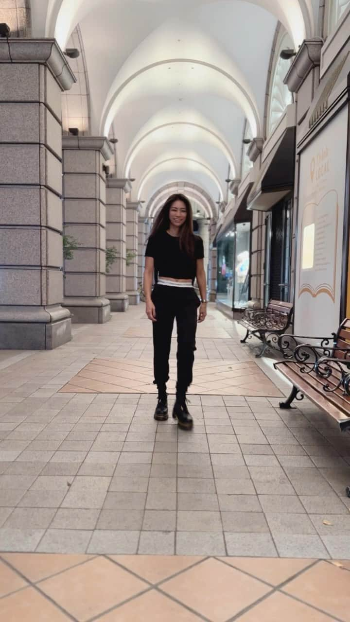 chiruのインスタグラム：「black × Calvin Klein × Dr Martens ・ ・ ・ #ck#calvinklein#カルバンクライン#drmartens#ドクターマーチン#drmartensstyle#ブラックコーデ#black#blackclover#fashion #lifestyle#ライフスタイル#coordinate#code#ママリファッション#ママコーデ#ママファッション#カジュアル#カジュアルコーデ#秋コーデ#casual#casualstyle#simple#outfit#ootd#ootdfashion#fashion#instafashion」