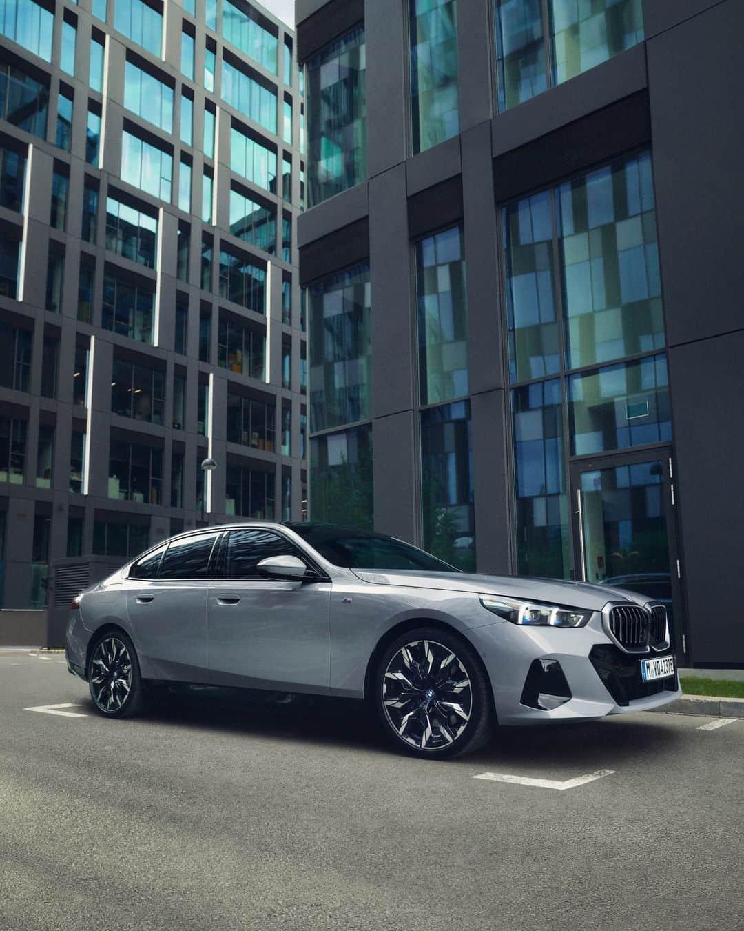 BMWのインスタグラム：「It’s not just a car; it’s a guardian on the road. #BMW innovation sits inside the elegant silhouette of the new BMW i5.  THE NEW BMW i5. 100% electric.  #THENEWi5 #THEi5 #BMWi #BMWElectric __ BMW i5 eDrive40​: Combined power consumption: 18.9–15.9 kWh/100 km. Combined CO2 emissions: 0 g/km. Electric range: 497–582 kilometers. All data according to WLTP. Further info: www.bmw.com/disclaimer」