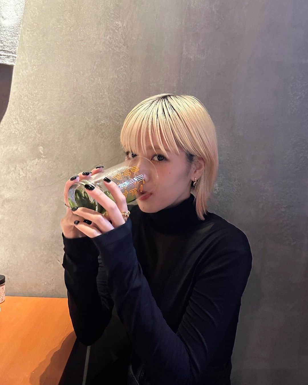 坂美来乃さんのインスタグラム写真 - (坂美来乃Instagram)「緑茶飲んでご機嫌なわたしです🍵 全然緑茶で酔っぱらえます🍵🍺 (今は熱出てポカリ飲んでます、切ない)」10月1日 20時45分 - rockbq69