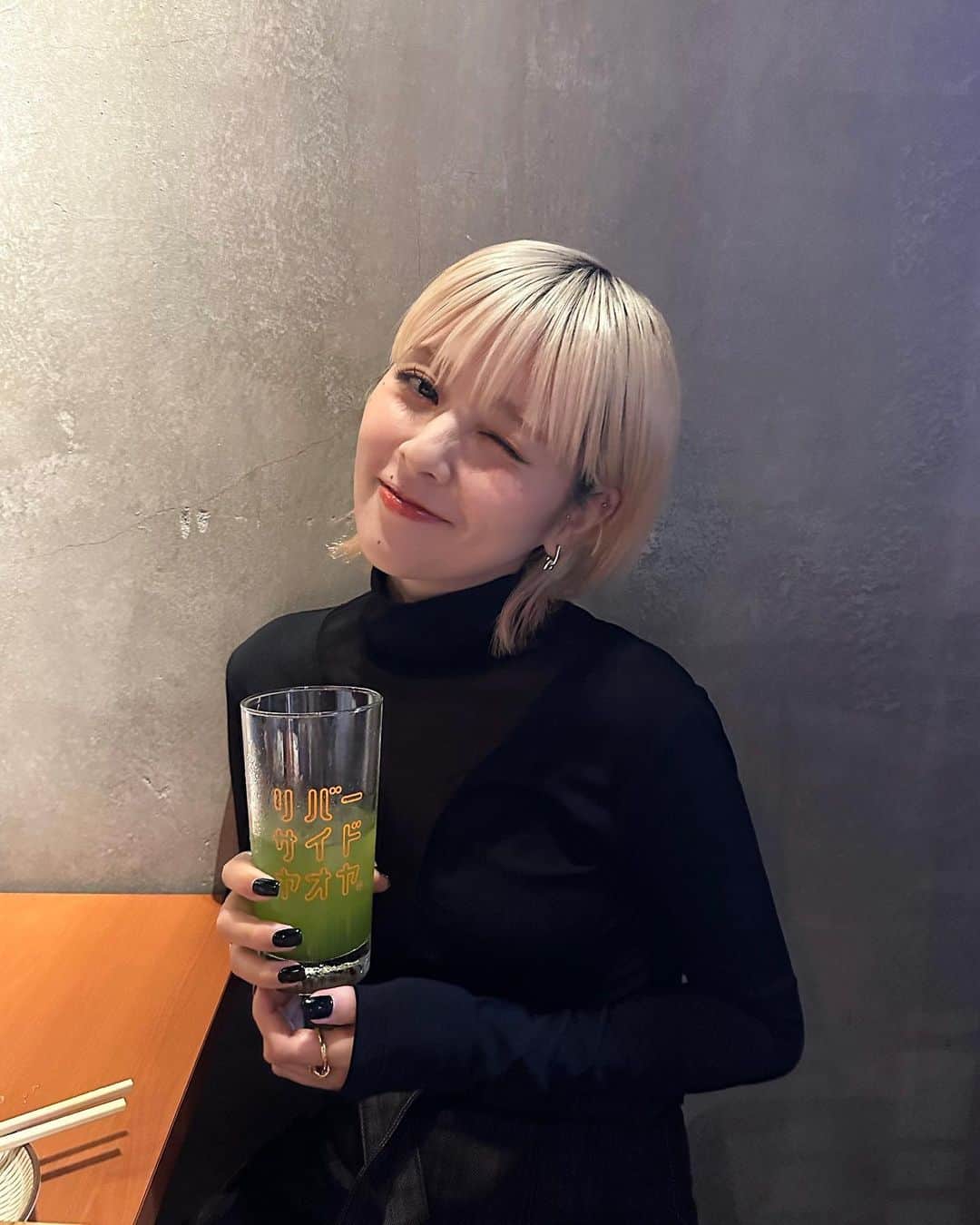 坂美来乃のインスタグラム：「緑茶飲んでご機嫌なわたしです🍵 全然緑茶で酔っぱらえます🍵🍺 (今は熱出てポカリ飲んでます、切ない)」