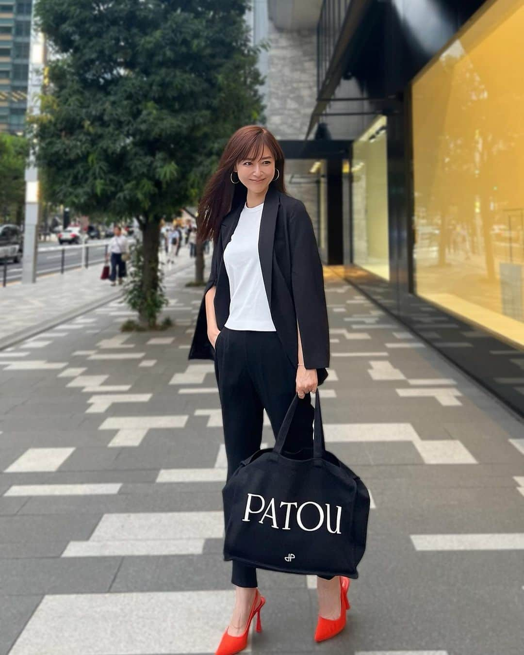 原志保さんのインスタグラム写真 - (原志保Instagram)「Outfit of the day💁‍♀️  今季、大活躍する予感の袖スリットジャケットにダブスタのパンツ、神タンク、BAGはPATOUと全て @selectshopb の💁‍♀️  ワンポイントに @zara の赤パンプスを合わせました💁‍♀️  PATOUのBAGには、ゴルフレッスンに行ったので、ゴルフシューズが入ってます💁‍♀️  荷物の多い日に重宝してます😆  商品に関するお問い合わせは、 @selectshopb まで💁‍♀️  @selectshopb  #pr #ootd #selectshopb #selectshop #fashion  #セレクトショップb #セレクトショップ #名古屋 #アラフォー #アラフィフ #ファッション #アラフィフコーデ #53歳 #原志保」10月1日 20時47分 - shihohara