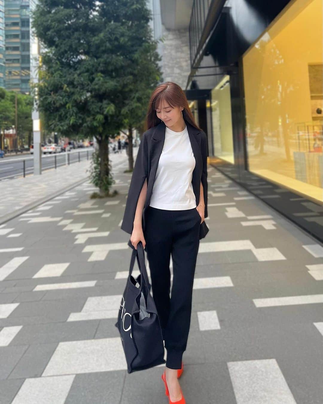 原志保さんのインスタグラム写真 - (原志保Instagram)「Outfit of the day💁‍♀️  今季、大活躍する予感の袖スリットジャケットにダブスタのパンツ、神タンク、BAGはPATOUと全て @selectshopb の💁‍♀️  ワンポイントに @zara の赤パンプスを合わせました💁‍♀️  PATOUのBAGには、ゴルフレッスンに行ったので、ゴルフシューズが入ってます💁‍♀️  荷物の多い日に重宝してます😆  商品に関するお問い合わせは、 @selectshopb まで💁‍♀️  @selectshopb  #pr #ootd #selectshopb #selectshop #fashion  #セレクトショップb #セレクトショップ #名古屋 #アラフォー #アラフィフ #ファッション #アラフィフコーデ #53歳 #原志保」10月1日 20時47分 - shihohara