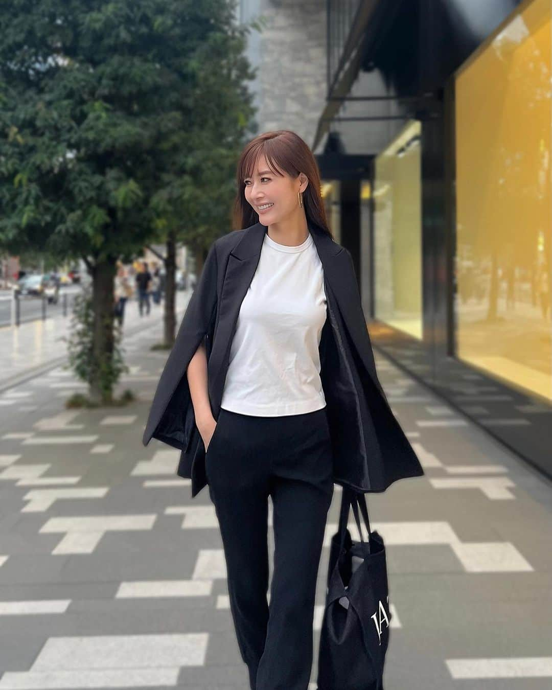 原志保さんのインスタグラム写真 - (原志保Instagram)「Outfit of the day💁‍♀️  今季、大活躍する予感の袖スリットジャケットにダブスタのパンツ、神タンク、BAGはPATOUと全て @selectshopb の💁‍♀️  ワンポイントに @zara の赤パンプスを合わせました💁‍♀️  PATOUのBAGには、ゴルフレッスンに行ったので、ゴルフシューズが入ってます💁‍♀️  荷物の多い日に重宝してます😆  商品に関するお問い合わせは、 @selectshopb まで💁‍♀️  @selectshopb  #pr #ootd #selectshopb #selectshop #fashion  #セレクトショップb #セレクトショップ #名古屋 #アラフォー #アラフィフ #ファッション #アラフィフコーデ #53歳 #原志保」10月1日 20時47分 - shihohara