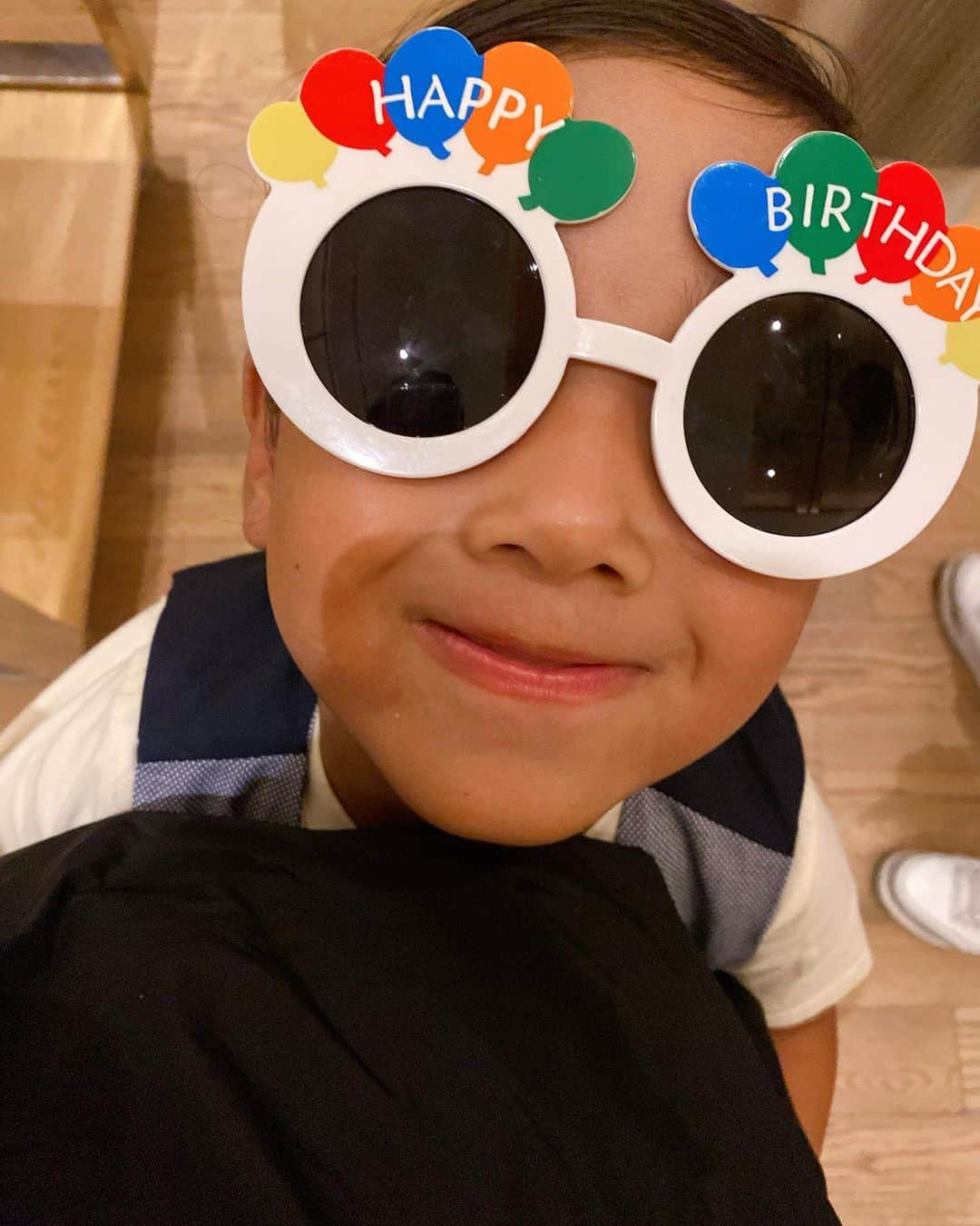 松本亜希さんのインスタグラム写真 - (松本亜希Instagram)「・ ᕱ ꅵ︎ ᕱ ꅵ︎ ᕱ ꅵ︎ ᕱ ꅵ︎ ᕱ ꅵ︎ ᕱ ꅵ︎ ᕱ ꅵ︎ ᕱ ꅵ︎ ᕱ ꅵ︎  🎂5th ʙɪʀᴛʜᴅᴀʏ🎂  今日、10/1で息子が無事に5歳になりました👦🏽🎉 約111.5cm21キロ   ᕱ ꅵ︎ ᕱ ꅵ︎ ᕱ ꅵ︎ ᕱ ꅵ︎ ᕱ ꅵ︎ ᕱ ꅵ︎ ᕱ ꅵ︎ ᕱ ꅵ︎ ᕱ ꅵ︎  5才のお誕生日は、ミニロンリクエストで @jwmarriottnara に。彼はここが大好きみたい。 家族揃ってここが大好きだよ❤️  4歳の1年は、なんだかすごく可愛かった。 色んなところに、時間が許す限り連れてった。 私とお手手を繋ぐことが大好き。 "もう、ちょっと手離して下さい🙃"と思うぐらい 手繋いでくる。愛おしい。 夜寝る前は愛の告白を毎晩し合います。 数字が大好き。歌やピアノ、楽器系など音楽系が得意。逆に鉄棒とか器械体操系が苦手。私と全く同じw  相変わらず食べることは好きだけど、 1歳や2歳の時よりかは食べなくなった。 満腹中枢がわかったんやな。笑  クイズやバラエティは相変わらず大好きで、 逃走中、戦闘中、鬼退治も相変わらず大好き。 ドラえもんも好き。  5歳はどんな一年になるかなー。 5歳かー。感慨深いなー🥹🥹  皆様、いつも息子の成長を見守ってくださってありがとうございます😊 無事に5歳も迎えれました〜🎉❤️❤️ また1年親子共々見守ってもらえたら嬉しいです♡♡  ミニロン、5歳のお誕生日おめでとう🎂 ほんとにほんとに大好きだぞ❤️💜❤️ 生まれてきてくれて本当に有難う。 私を幸せにしてくれてありがとう。 _________________________________________ #happy5thbirthday #5歳 #5歳誕生日 #5thbirthday #love #息子 #10月生まれ #男の子ママ #aki_mamalife #アキロンミニロン #jwmarriottnara #奈良マリオット  #マリオットホテル奈良」10月1日 20時47分 - m_akiron