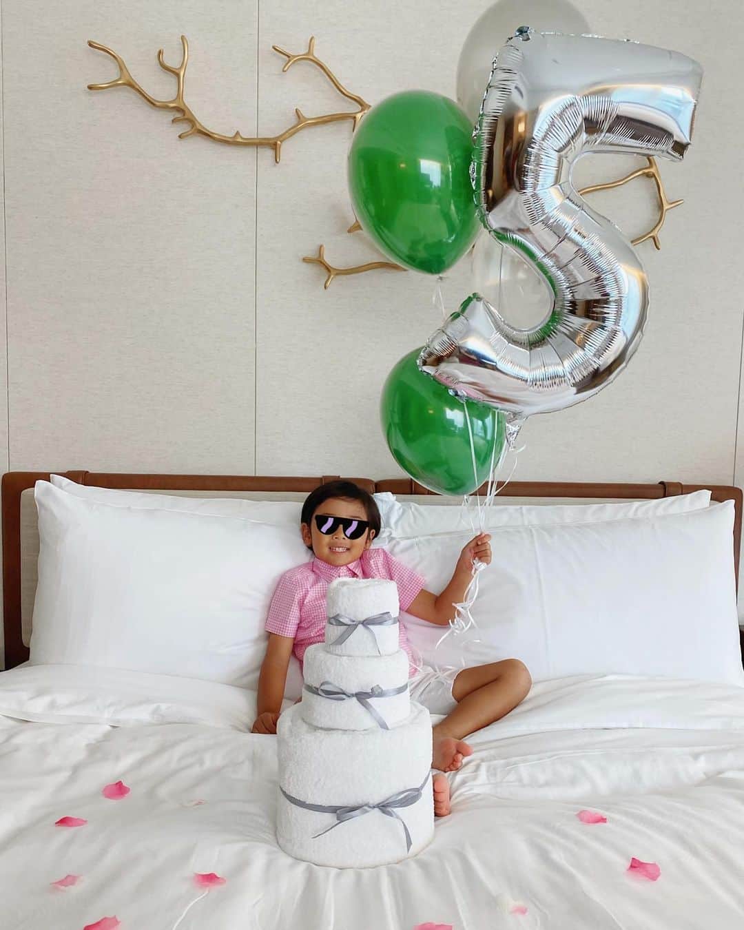 松本亜希さんのインスタグラム写真 - (松本亜希Instagram)「・ ᕱ ꅵ︎ ᕱ ꅵ︎ ᕱ ꅵ︎ ᕱ ꅵ︎ ᕱ ꅵ︎ ᕱ ꅵ︎ ᕱ ꅵ︎ ᕱ ꅵ︎ ᕱ ꅵ︎  🎂5th ʙɪʀᴛʜᴅᴀʏ🎂  今日、10/1で息子が無事に5歳になりました👦🏽🎉 約111.5cm21キロ   ᕱ ꅵ︎ ᕱ ꅵ︎ ᕱ ꅵ︎ ᕱ ꅵ︎ ᕱ ꅵ︎ ᕱ ꅵ︎ ᕱ ꅵ︎ ᕱ ꅵ︎ ᕱ ꅵ︎  5才のお誕生日は、ミニロンリクエストで @jwmarriottnara に。彼はここが大好きみたい。 家族揃ってここが大好きだよ❤️  4歳の1年は、なんだかすごく可愛かった。 色んなところに、時間が許す限り連れてった。 私とお手手を繋ぐことが大好き。 "もう、ちょっと手離して下さい🙃"と思うぐらい 手繋いでくる。愛おしい。 夜寝る前は愛の告白を毎晩し合います。 数字が大好き。歌やピアノ、楽器系など音楽系が得意。逆に鉄棒とか器械体操系が苦手。私と全く同じw  相変わらず食べることは好きだけど、 1歳や2歳の時よりかは食べなくなった。 満腹中枢がわかったんやな。笑  クイズやバラエティは相変わらず大好きで、 逃走中、戦闘中、鬼退治も相変わらず大好き。 ドラえもんも好き。  5歳はどんな一年になるかなー。 5歳かー。感慨深いなー🥹🥹  皆様、いつも息子の成長を見守ってくださってありがとうございます😊 無事に5歳も迎えれました〜🎉❤️❤️ また1年親子共々見守ってもらえたら嬉しいです♡♡  ミニロン、5歳のお誕生日おめでとう🎂 ほんとにほんとに大好きだぞ❤️💜❤️ 生まれてきてくれて本当に有難う。 私を幸せにしてくれてありがとう。 _________________________________________ #happy5thbirthday #5歳 #5歳誕生日 #5thbirthday #love #息子 #10月生まれ #男の子ママ #aki_mamalife #アキロンミニロン #jwmarriottnara #奈良マリオット  #マリオットホテル奈良」10月1日 20時47分 - m_akiron