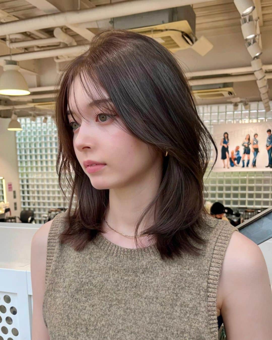 中根稔貴のインスタグラム：「顔まわりに動きを出した上品なlayer lobスタイル  落ち着いた色味の増える秋ファッションにポイントをプラスしたhairです🍁  #オリーブベージュ  #ロブ#ボブ#くびれボブ#ミディアムヘア#カジュアルヘア#レイヤーカット#透明感カラー#グレージュ#グレージュカラー#オリーブグレージュ#顔周りレイヤー#フェイスレイヤー#カジュアルヘア#くびれヘア#透明感ヘア #オリーブベージュ#SHIMA原宿#原宿美容室#SHIMAHARAJUKU」