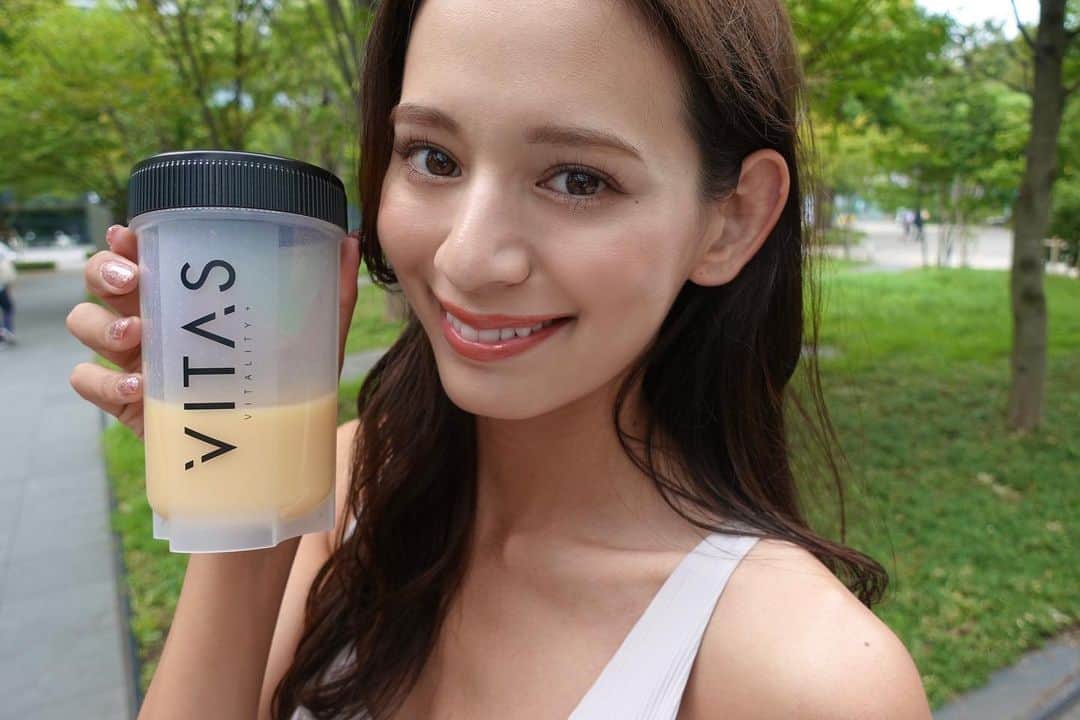 のインスタグラム：「. 10月からVITASさんのアンバサダーになりました🥤💕VITASさんのマンゴー味のプロテインが美味しすぎて忘れられず…🤯私がこの美味しさをさらに広めていきたいです✊🏽🔥 飲んでみたい方は、プロフィールのリンクからコードdijanaを入力すると5%offになるし、私が褒められます🤣👍🏼✨とりあえずマンゴー味はマンゴージュースでしかない…本当にオススメです🥭🧡 #PR#vitas#身体づくりはバイタス」