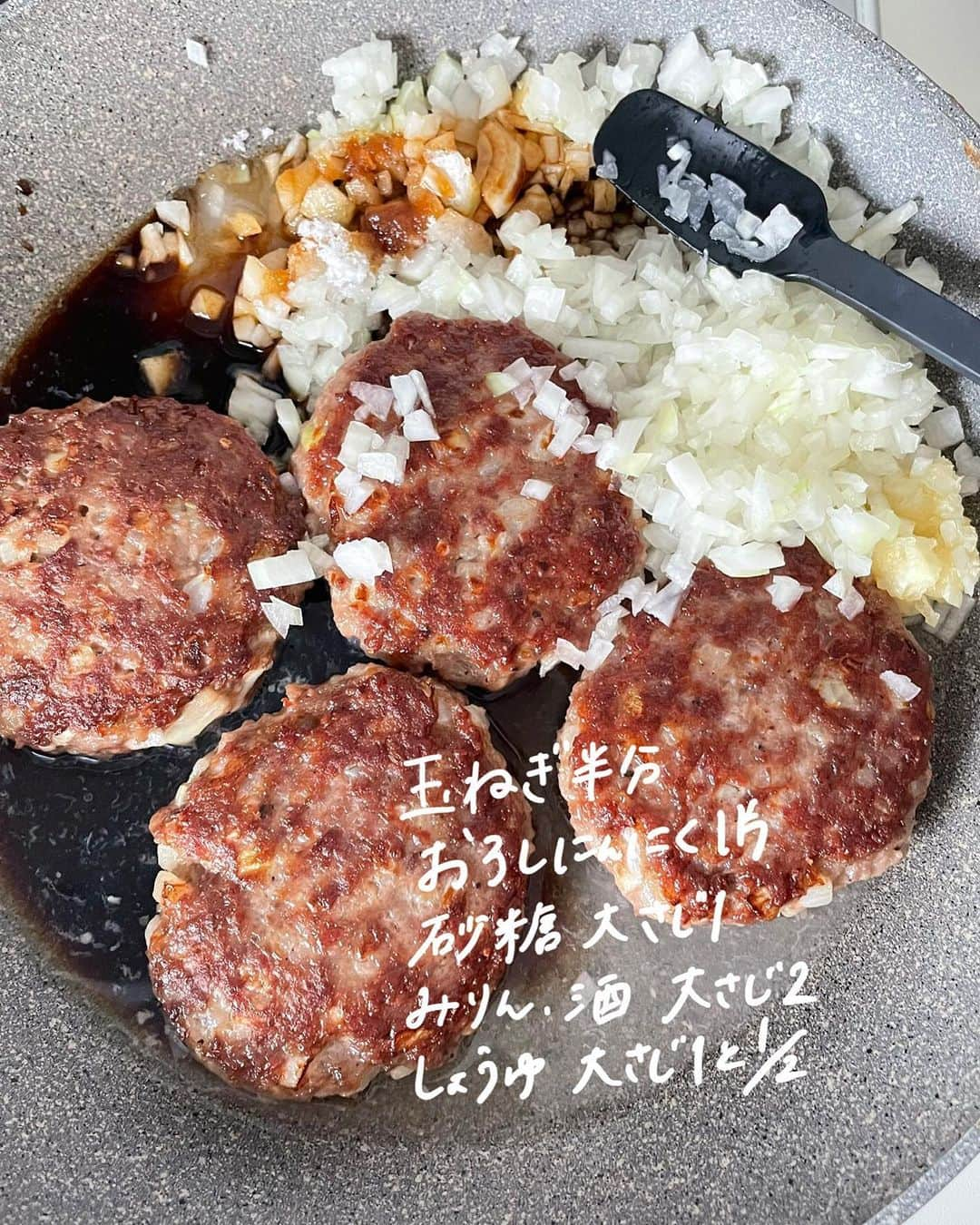 rinaさんのインスタグラム写真 - (rinaInstagram)「【レシピあり▷▶▷スワイプ】 #玉ねぎソースのチーズハンバーグステーキ 。  15分でお店の味‼️イチオシおかず❤️ 実はめちゃくちゃ簡単なズボラバーグです。  玉ねぎたっぷりな和風ソースにチーズ合わせ、最高です。ごはんはもちろんパスタや蒸しじゃがいもにもめっちゃ合う。ソースで軽く煮込むハンバーグは味しっかり染みててジューシーです♪ 冷めても美味しいんでお弁当にも！ イチオシ。イチ、オシ。(圧)ぜひ！  ーーーーーーーーーー  2人分  •玉ねぎ…1個 ●牛豚ミンチ…200g ●卵…1個 ●片栗粉…大2 ●塩…小1/4 ●砂糖…小1 ●こしょう、ナツメグ…少々 •サラダ油…小1 ○にんにく…1片 ○砂糖…大1 ○みりん…大2 ○酒…大2 ○醤油…大1と1/2 •バター…10g •ピザチーズ…30g •黒こしょう、わさび、小ねぎ…お好みで  ① 玉ねぎは粗みじん切りにして、半分をソース、半分をハンバーグに使う。にんにくはすりおろす。  ②ポリ袋で●と玉ねぎ半分をよくもみ混ぜる。(こねくり回す。)4等分の楕円にしてサラダ油を引いたフライパンに並べる。  ③中火で3分ほど焼いたら返して○と玉ねぎ半分を投入。ふつふつしたら蓋して弱火で4分ほど。  ④バターを絡めてチーズをのせ、再び蓋して1〜2分。チーズがとろけたら完成！ 盛り付けて黒こしょうや小ねぎを振り、お好みでわさびを添えて。  ◆追加食材はきのこ入りがおすすめ！  ◆蒸し(レンチン)じゃがいも添えやほうれん草添えるのも美味しい。なんてったってソースと合いすぎる。あとは、ご飯にワンバン。(罪)  ーーーーーーーーーー  今日もかんぱーい◎！   #節約レシピ #簡単レシピ #節約生活 #ハンバーグ #ステーキ #和風ハンバーグ #簡単料理  #おかず  #簡単ごはん #暮らしの工夫 #今日のおかず#節約 #節約ごはん #晩ごはん #夜ごはん #おつまみに最高  #おうちごはん #おうちカフェ #自炊レシピ #自炊ごはん #玉ねぎ #玉ねぎソース」10月1日 20時50分 - rina_kitchen