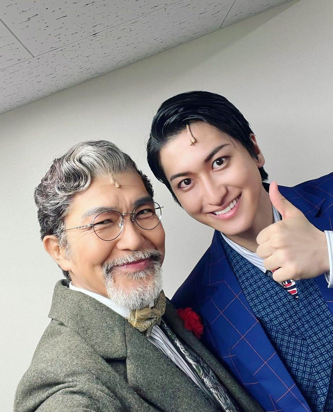 大澄賢也のインスタグラム：「🌟ばっち🌟  ㊗️Happy Birthday 🎉🎉🎉  そんな記念すべき日に 一緒に舞台に立つ事ができて 本当に嬉しかった✨  素敵な歳にね👍  Anastasia in Japan ‼️  #相葉裕樹 #アナスタシア #anastasia #大澄賢也」