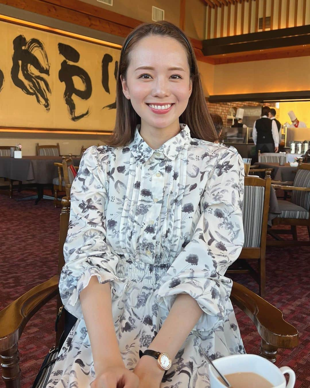 黒田真友香のインスタグラム：「花柄のワンピース着て家族とランチに🍴  こういう系統のお洋服久しぶりに着たけど、やっぱり好きだな〜😍  ウエストの切り替えが上の方でしっかりあるタイプなので、細見えする👍  花柄もブラックなので大人っぽい雰囲気💐🖤  クーポンコード【IA037】で alottaアイテムが10％offになるみたいです！ (10/31まで)  💐衿付ピンタック花柄ワンピース💐 商品番号：OFDK-21640  @alotta_official #alottaコーデ#PR#alotta#アロッタ#着回しコーデ #大人フェミニンコーデ #オフィス コーデ #骨格ナチュラルコーデ」