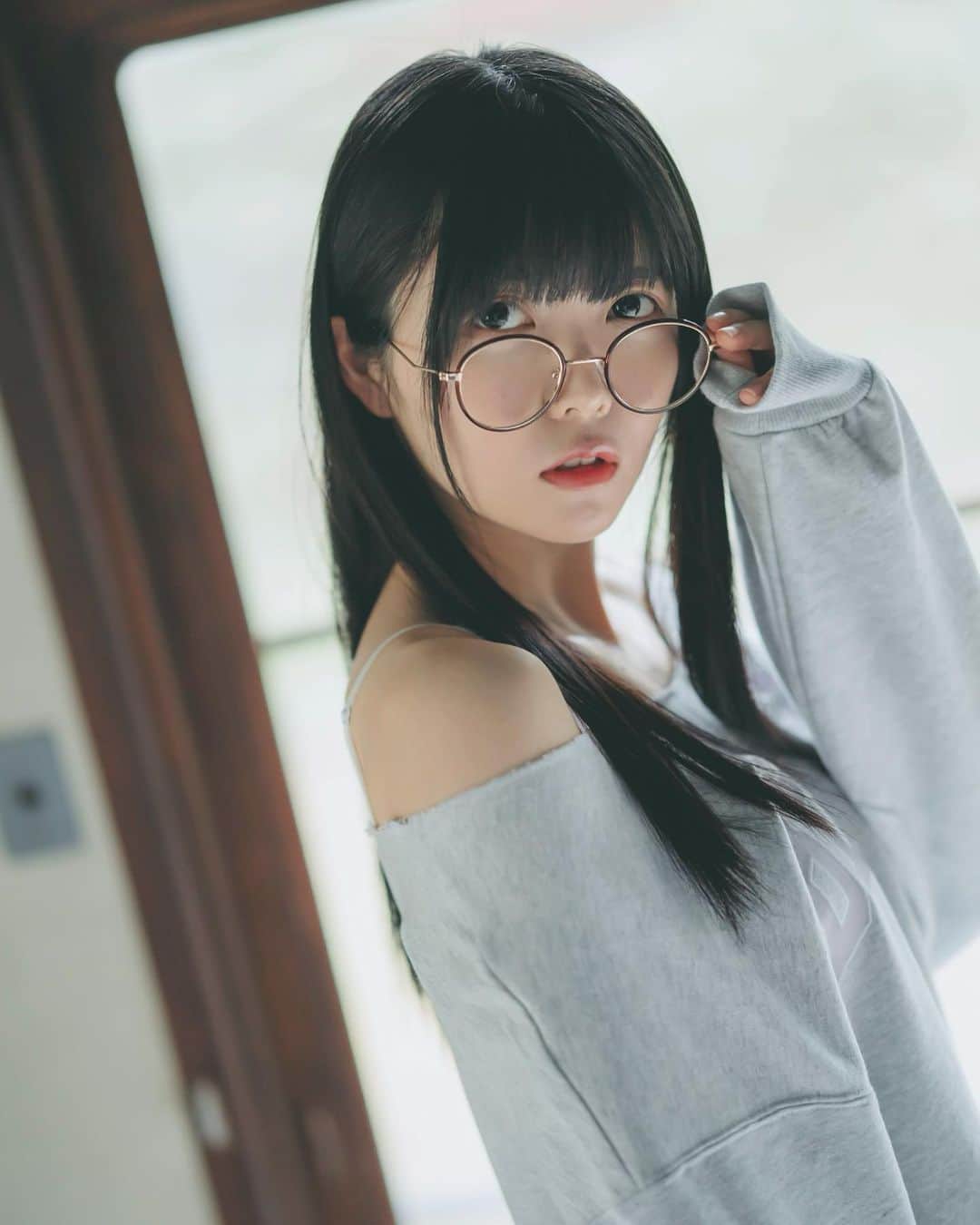 のインスタグラム：「眼鏡の日𓈒𓂂𓏸  SNS用にって頂いた画像で載せてないのがあったので！  小野寺梓FLASHデジタル写真集『夢の続きへ』のカットです🫧   #眼鏡  #グラビア #黒髪  #黒髪ロング #攝影 #旅遊攝影 #拍攝 #寫真 #攝影日記 #人像攝影 #攝影師 #互惠 #拍照 #人像摄影 #攝影日常」