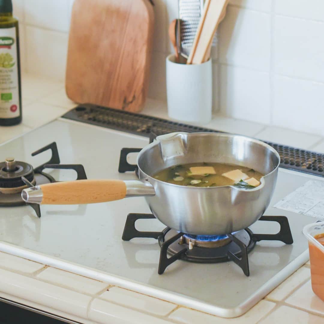 北欧、暮らしの道具店さんのインスタグラム写真 - (北欧、暮らしの道具店Instagram)「毎日の料理に大活躍！ 丈夫で長く使える、ステンレスの雪平鍋  - - - - - - - - - - - - - - - - -  味噌汁や煮物に、野菜の下茹で。 これひとつでさまざまな日常料理が できる、とにかく便利な雪平鍋。  日々出番の多い調理道具だからこそ、 見た目も使い勝手も 満足できるものを選びたいですよね。  そこで、今回ご紹介するのは ステンレス製の雪平鍋 「aikata（アイカタ）」です。  素材にはステンレスを使用。 耐久性の良いステンレスは、 錆や色移りにも強くお手入れも簡単。  ガスもIHもOKなので、キッチン事情が 変わっても安心してお使いいただけますよ。  表面がつるんとした、 スタイリッシュな佇まいも魅力です◎  また、とにかく汁切れが良いので、 注いでから切るときに横からこぼれたり、 注ぎ終わりにポタポタ垂れる「液だれ」がありません。  スープジャーにも注ぎやすく、 小さな具材であればおたまを使わずに済むので、 洗い物が少なくなるのも嬉しいですよね。  サイズは18cmと、片手でも簡単に持てる大きさ。 満水時の容量は1.7Lで、 約5〜6人分の汁物が作れます。  保温性が高いので、じっくり火を通す 煮込み料理にも向いていますよ。  注ぎ口までしっかり覆ってくれる、 専用の蓋もご用意しました。  毎日の料理をもっと効率的にしてくれる アイテムを、ぜひあわせて チェックしてみてくださいね。 . ーーー 掲載のアイテムはこちら▼ ーーー . ☑︎ヨシカワ / 両口ステンレス雪平鍋18cm / aikata . 🎁「クラシ手帳2024」プレゼントキャンペーン実施中！お買いものいただいた方に、当店オリジナルの手帳を無料でお届けいたします。 . ▶︎ プロフィールのリンクから、お値段・サイズなど詳しい情報をご覧いただけますよ。→@hokuoh_kurashi . #aikata#雪平鍋#kitchen#kitchendesign#kitchenware#food#foodstagram #鍋#キッチン#キッチン雑貨#台所#味噌汁#スープ#煮込み料理#煮物#ごはん#朝ごはん#ランチ#夜ごはん#ディナー#料理#シンプル#シンプルライフ#シンプルデザイン#暮らしを楽しむ#日々の暮らし#北欧#暮らし#北欧暮らしの道具店」10月1日 21時01分 - hokuoh_kurashi