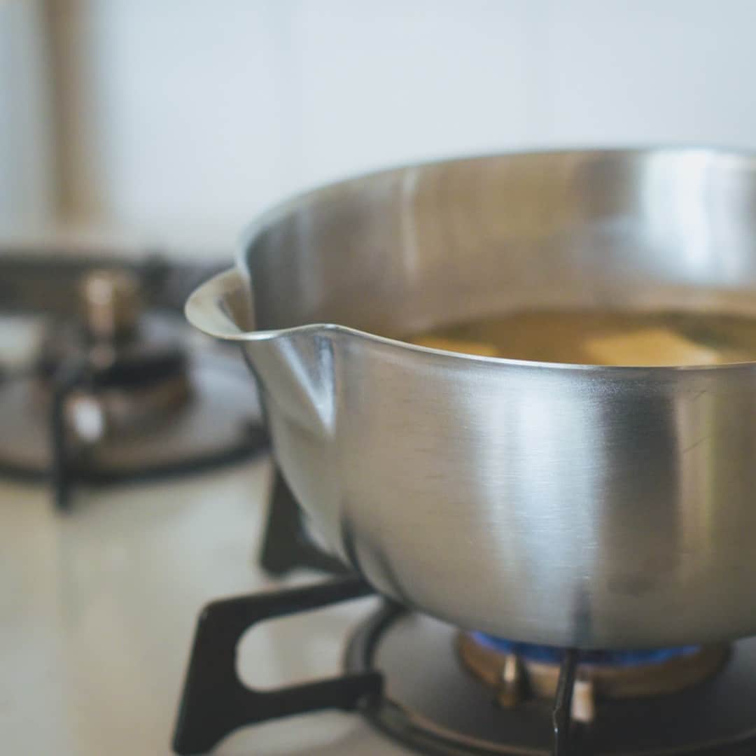 北欧、暮らしの道具店さんのインスタグラム写真 - (北欧、暮らしの道具店Instagram)「毎日の料理に大活躍！ 丈夫で長く使える、ステンレスの雪平鍋  - - - - - - - - - - - - - - - - -  味噌汁や煮物に、野菜の下茹で。 これひとつでさまざまな日常料理が できる、とにかく便利な雪平鍋。  日々出番の多い調理道具だからこそ、 見た目も使い勝手も 満足できるものを選びたいですよね。  そこで、今回ご紹介するのは ステンレス製の雪平鍋 「aikata（アイカタ）」です。  素材にはステンレスを使用。 耐久性の良いステンレスは、 錆や色移りにも強くお手入れも簡単。  ガスもIHもOKなので、キッチン事情が 変わっても安心してお使いいただけますよ。  表面がつるんとした、 スタイリッシュな佇まいも魅力です◎  また、とにかく汁切れが良いので、 注いでから切るときに横からこぼれたり、 注ぎ終わりにポタポタ垂れる「液だれ」がありません。  スープジャーにも注ぎやすく、 小さな具材であればおたまを使わずに済むので、 洗い物が少なくなるのも嬉しいですよね。  サイズは18cmと、片手でも簡単に持てる大きさ。 満水時の容量は1.7Lで、 約5〜6人分の汁物が作れます。  保温性が高いので、じっくり火を通す 煮込み料理にも向いていますよ。  注ぎ口までしっかり覆ってくれる、 専用の蓋もご用意しました。  毎日の料理をもっと効率的にしてくれる アイテムを、ぜひあわせて チェックしてみてくださいね。 . ーーー 掲載のアイテムはこちら▼ ーーー . ☑︎ヨシカワ / 両口ステンレス雪平鍋18cm / aikata . 🎁「クラシ手帳2024」プレゼントキャンペーン実施中！お買いものいただいた方に、当店オリジナルの手帳を無料でお届けいたします。 . ▶︎ プロフィールのリンクから、お値段・サイズなど詳しい情報をご覧いただけますよ。→@hokuoh_kurashi . #aikata#雪平鍋#kitchen#kitchendesign#kitchenware#food#foodstagram #鍋#キッチン#キッチン雑貨#台所#味噌汁#スープ#煮込み料理#煮物#ごはん#朝ごはん#ランチ#夜ごはん#ディナー#料理#シンプル#シンプルライフ#シンプルデザイン#暮らしを楽しむ#日々の暮らし#北欧#暮らし#北欧暮らしの道具店」10月1日 21時01分 - hokuoh_kurashi