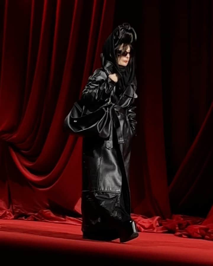 Dazed Magazineのインスタグラム：「ICONS ONLY at @balenciaga, where Demna got his mum, members of his team, fashion icons @asvof @amandalepore + @cathyhoryn, plus the house’s first ever curve models @yseult + @palomija to walk the runway. Closing was his husband @bfrnd as the Balenciaga bride in a massive multilayered gown pieced together from archival garments. A mega way to start Sunday a PFW 💋」