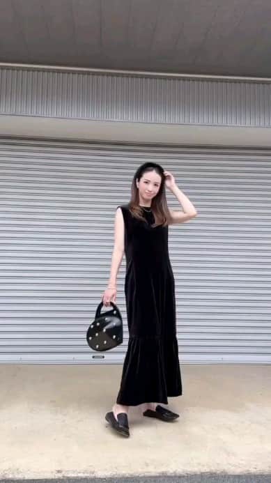 Y's Stellaのインスタグラム：「.@ys_stella_shop なんて可愛いんでしょう? とっても素敵にご紹介くださりありがとうございます😢🖤 #PR  #Repost @kiipon___ • • • • • • 大人可愛いワンピースを🖤 今期大注目のベロア素材だから一枚で オシャレ見え👀💕 ラインも可愛く、体型を拾わない所もありがたや🙏 裾のペプラムがめちゃくちゃ可愛い😍 今回、可愛い小物合わせしたけど、 スニーカーやキャップ🧢などの外しアイテムでコーデも絶対可愛い😍 @ys_stella_shop  この秋冬のセレクトの誘惑♡♡♡  沢山可愛いのがありました🙊 #ys_stella_shop #韓国セレクトショップ #大人可愛い #アラフォーコーデ#アラサーコーデ #chiekoplus #sergiorossi #sr1」