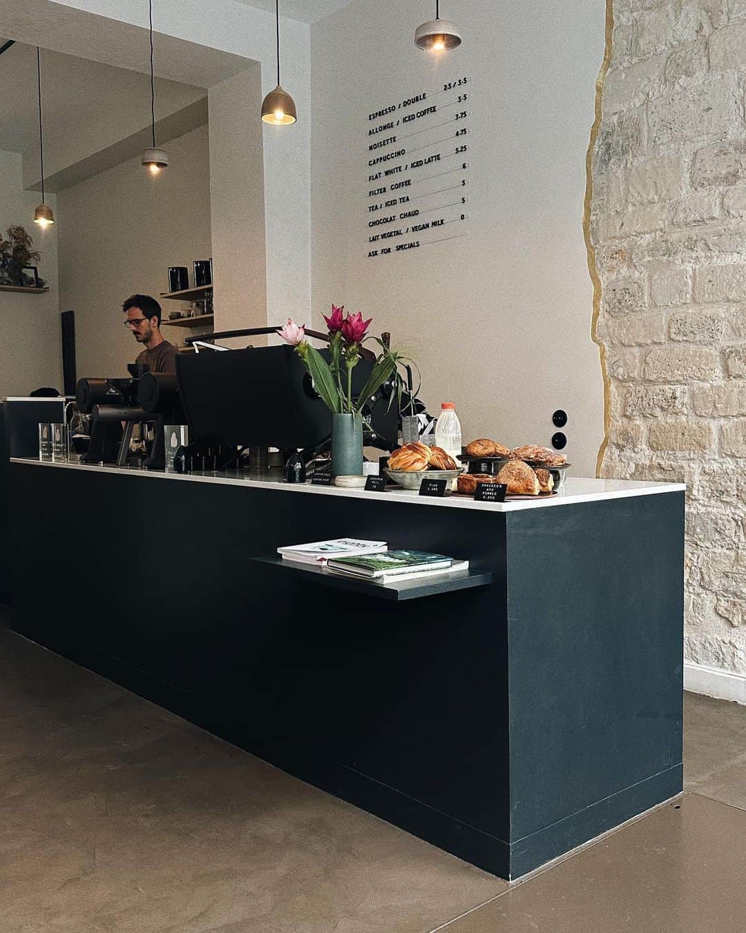 徐琁さんのインスタグラム写真 - (徐琁Instagram)「這家我也很喜歡 咖啡很好喝蘋果派好吃～ 旁邊走2分鐘可以到 Rue Drevet Stairs 那裡拍照很美🥹❤️‍🔥  #cosinparis🌸」10月1日 20時53分 - cos55555