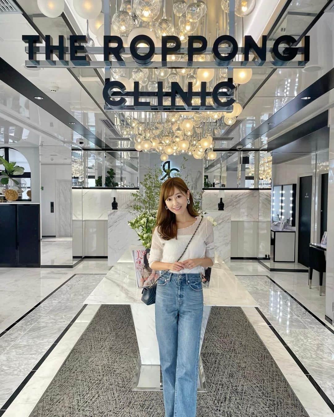 池田るりさんのインスタグラム写真 - (池田るりInstagram)「. 久しぶりの @the_roppongi_clinic へ✨ 美容で迷ったら真っ先に相談したくなるのがさやか先生😍 @dr.sayakanagao  . 的確な判断をしてくださるし、しなくても良い施術はハッキリと言ってくださるのも良心的で🥺✨ そして何より施術の上手さから周りの友人もこぞって通っていて、さやか先生ファンも多いんです👀 . 今回はフェイスラインのもたつきや、ほうれい線のあたりが気になるという相談をして、ダブロとサーマジェン、チンセラを施術していただきました🤗 @the_roppongi_clinic はものすごーく丁寧にマシンを当ててくださるからダブロとかも効果が全然違くて！👏「こんなに細かく丁寧にやってもらったの初めてで感動ですー！」と伝えてしまったほど😂 肌がぎゅーんと引き締まるのを直後からも実感できて素晴らしい、、✨  そして今回初めてチンセラ（脂肪溶解注射）も頬のもたつきの部分にしてもらいました❣️ 4日間ぐらい腫れるかもと言われましたが、人によるみたいでわたしの場合ほとんど腫れは気にならず余裕でした✌️ 1週間後ぐらいからスッキリしてくるみたいなのでまた経過アップしますね😆✨　 . さやか先生 @dr.sayakanagao お忙しい中ありがとうございました😍 . . . .  . #ザロク #ザロッポンギクリニック  #theroppongiclinic #サーマジェン #美容医療　#チンセラ #チンセラプラス #脂肪溶解 #脂肪溶解注射 #ダブロ #ダブロジェン #ダブロゴールド #ハイフ」10月1日 20時55分 - ruri_ikeda